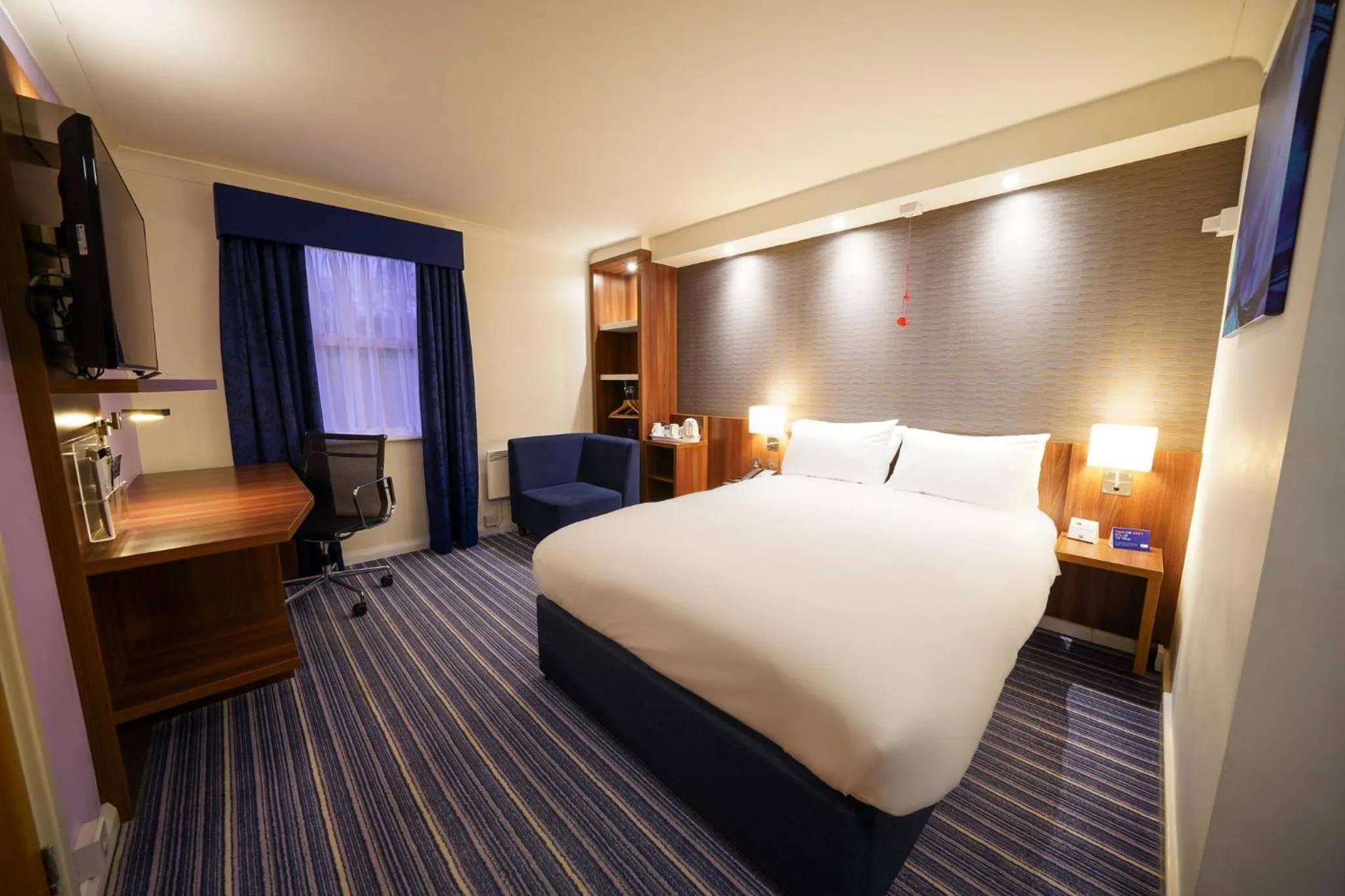 Photo of the whole room, Bed in Holiday Inn Express Glenrothes by IHG