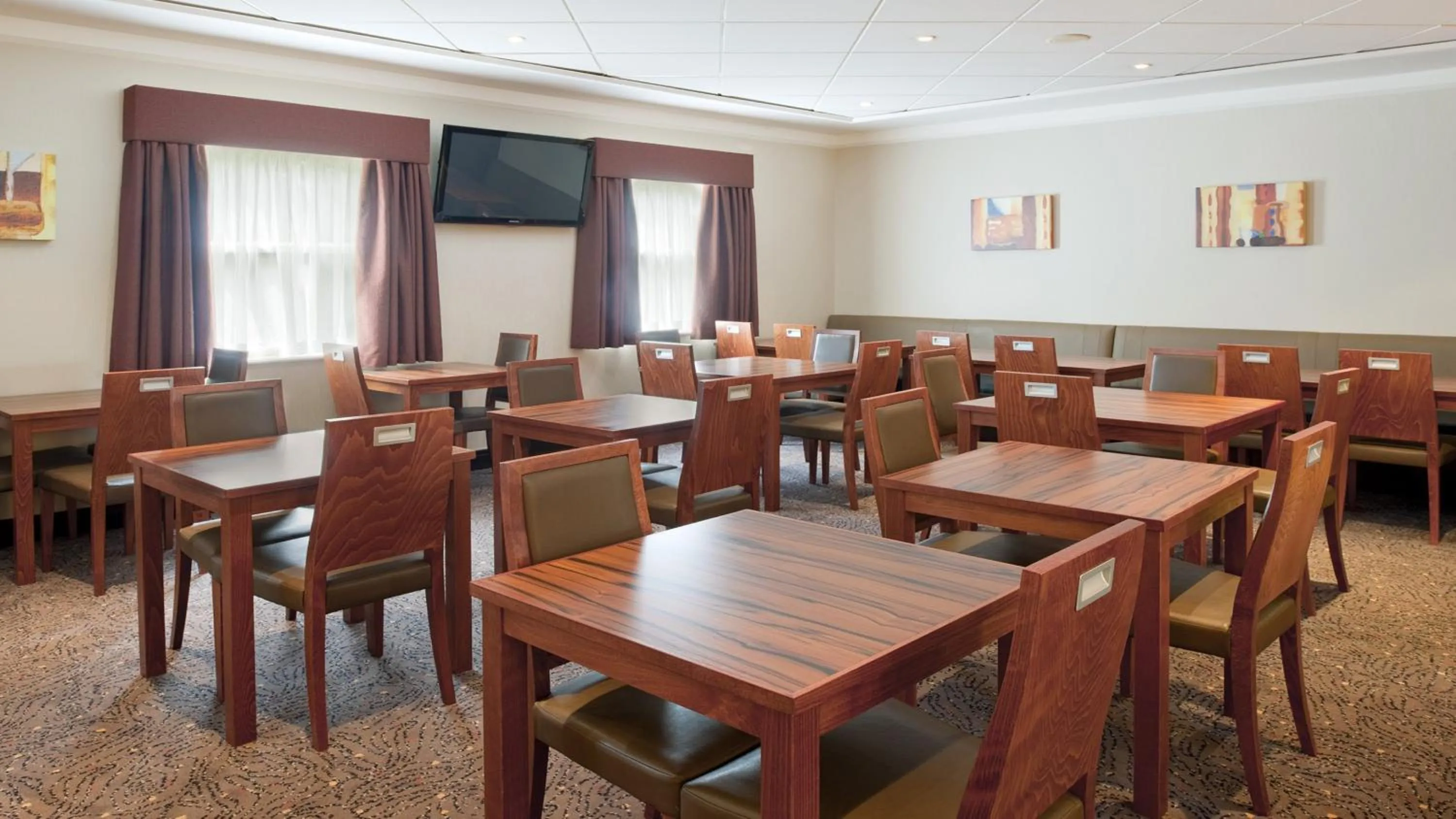 Restaurant/places to eat in Holiday Inn Express Glenrothes by IHG