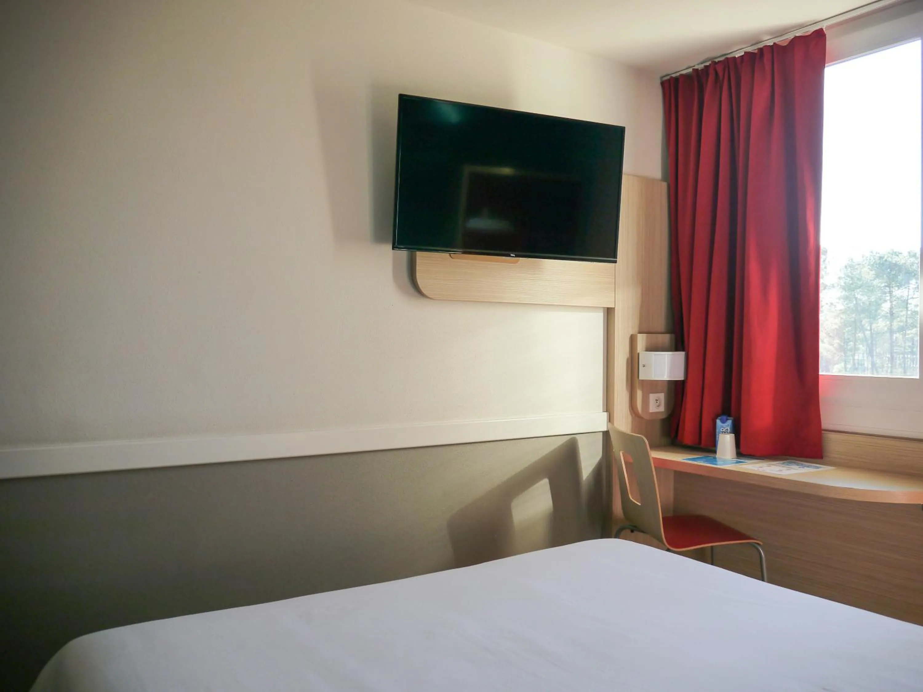 Photo of the whole room, Bed in Kyriad Direct Mont De Marsan - St Avit