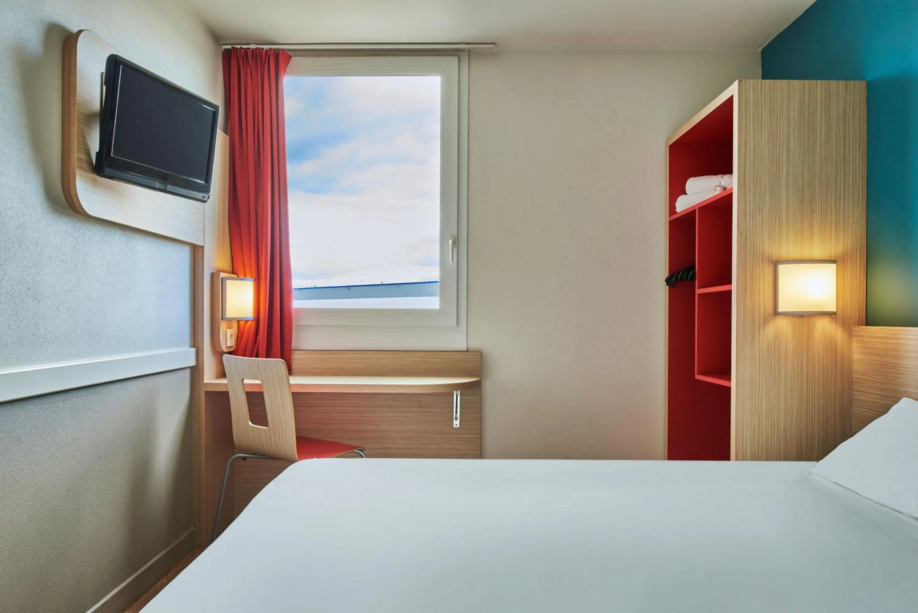 Bedroom, Bed in Kyriad Direct Mont De Marsan - St Avit