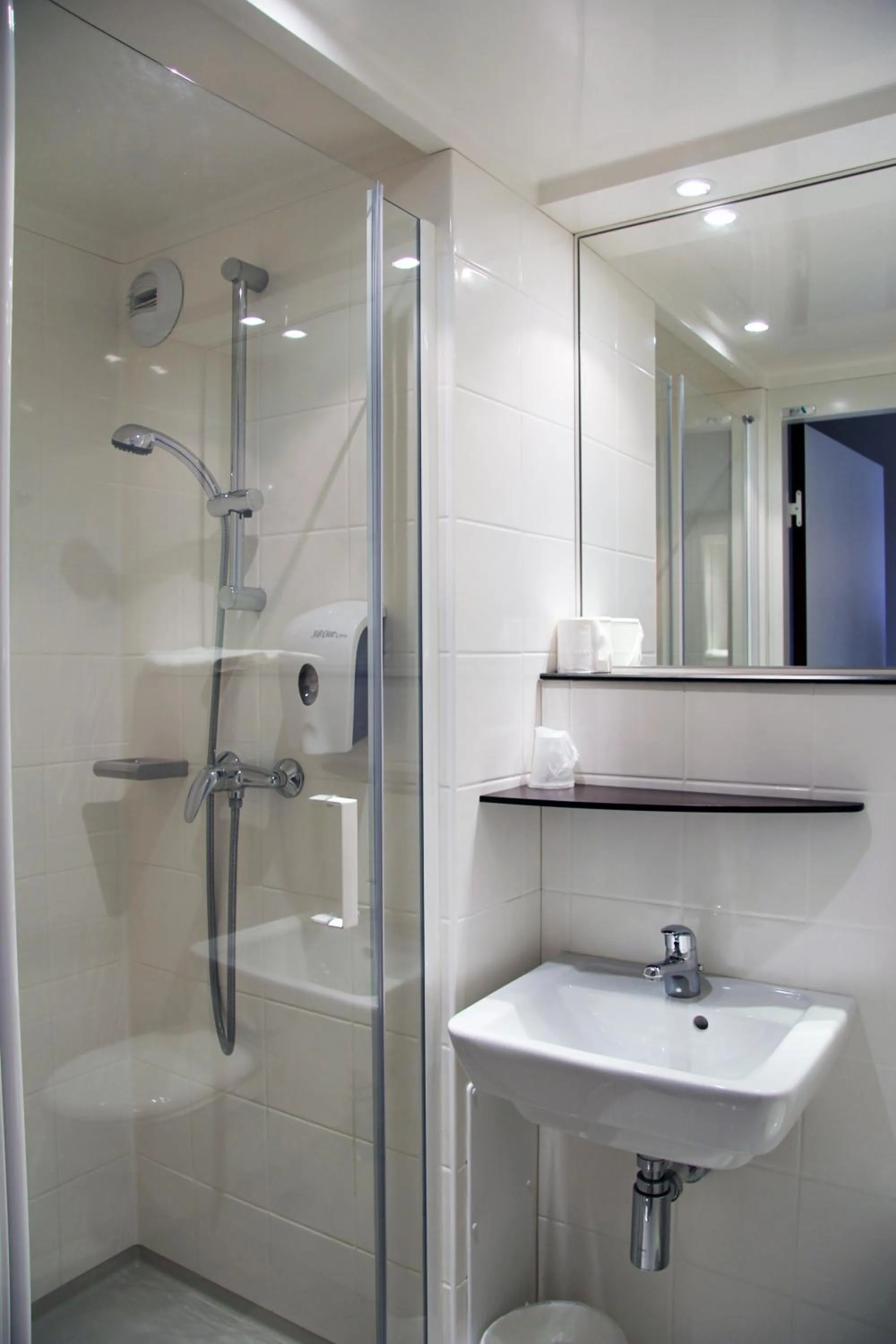 Bathroom in Kyriad Direct Mont De Marsan - St Avit