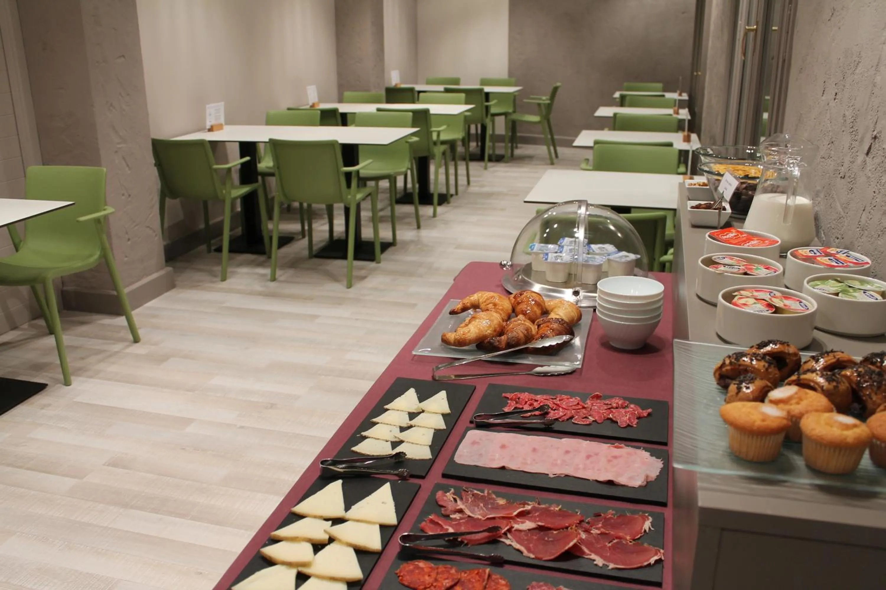 Buffet breakfast in Hotel Jardí Apartaments