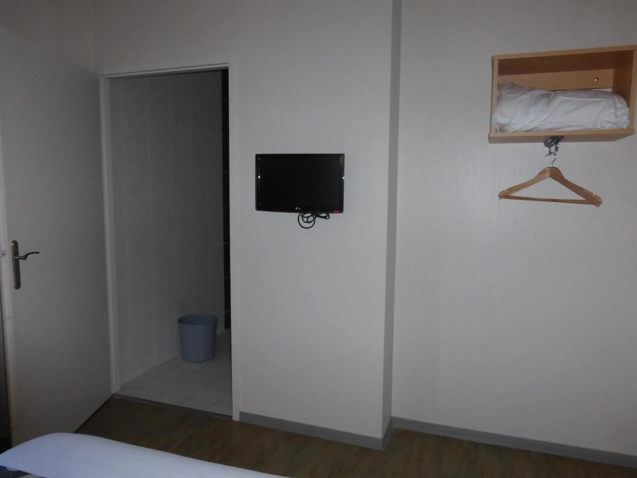 Photo of the whole room, Bed in La Godinière