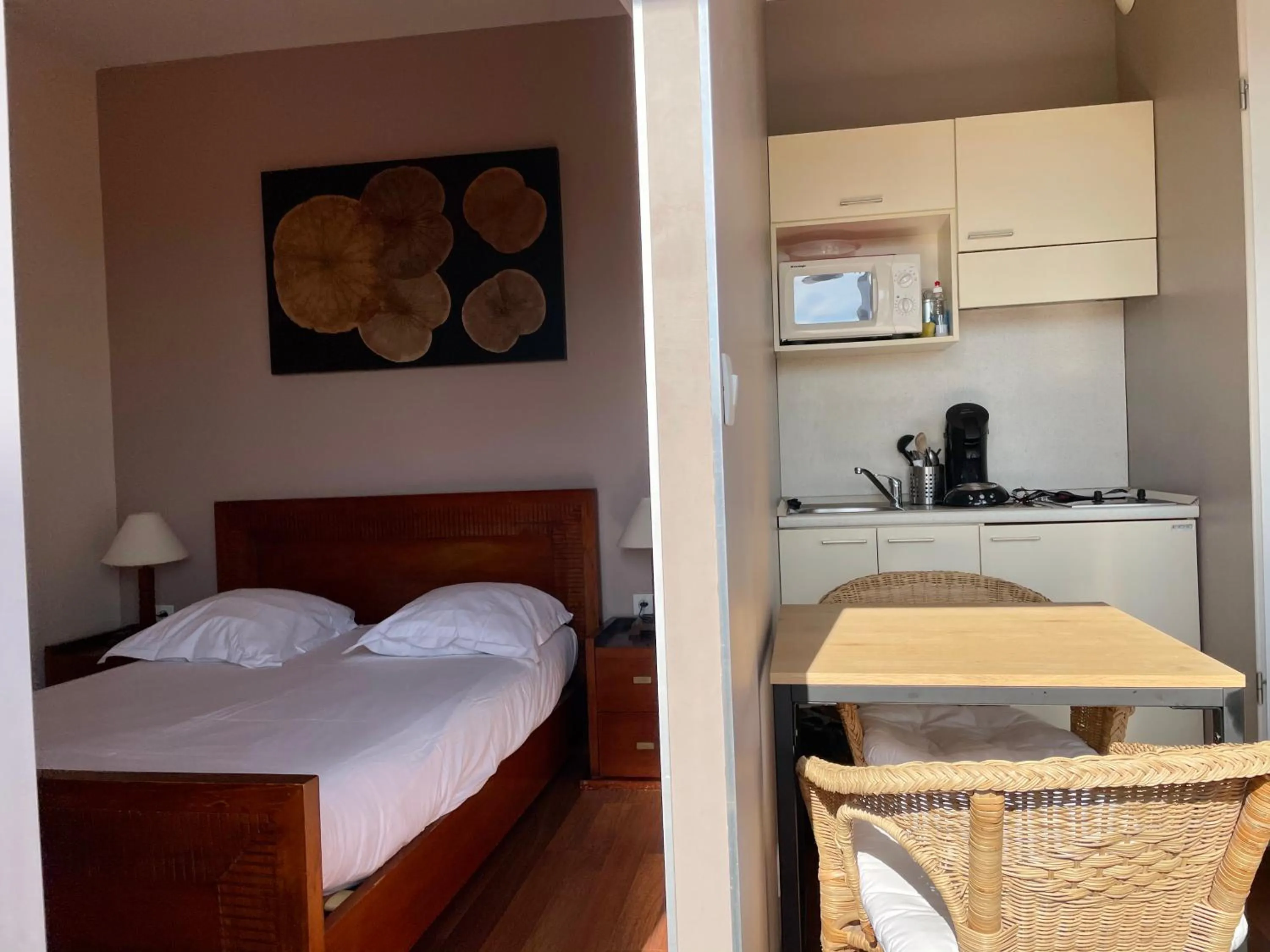 Coffee/tea facilities, Bed in Villa Rambouillet