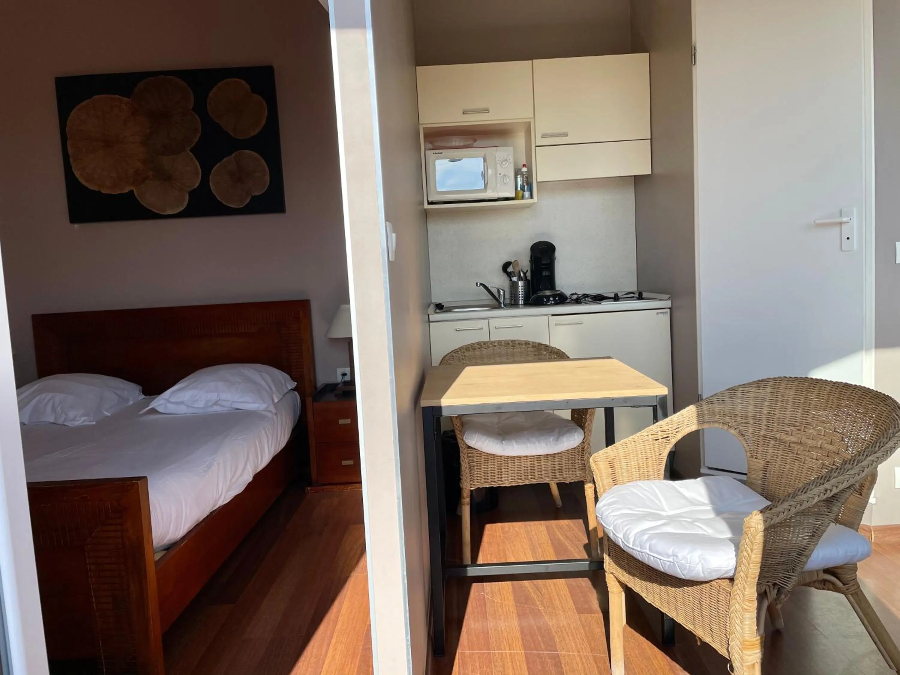 Kitchen or kitchenette, Bed in Villa Rambouillet