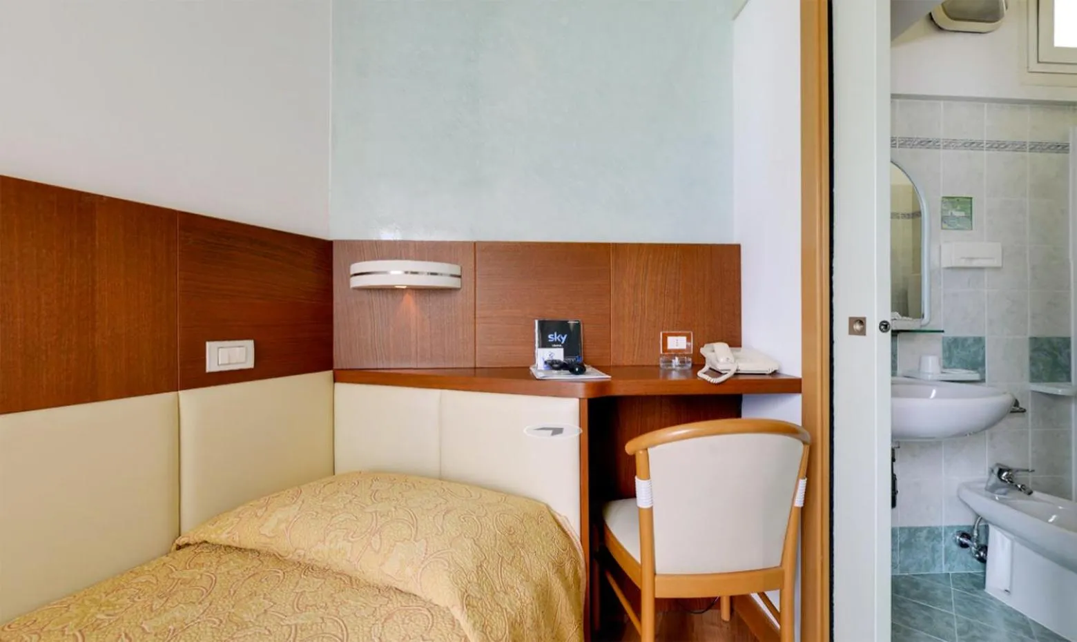 Shower, Bed in Hotel Margareth