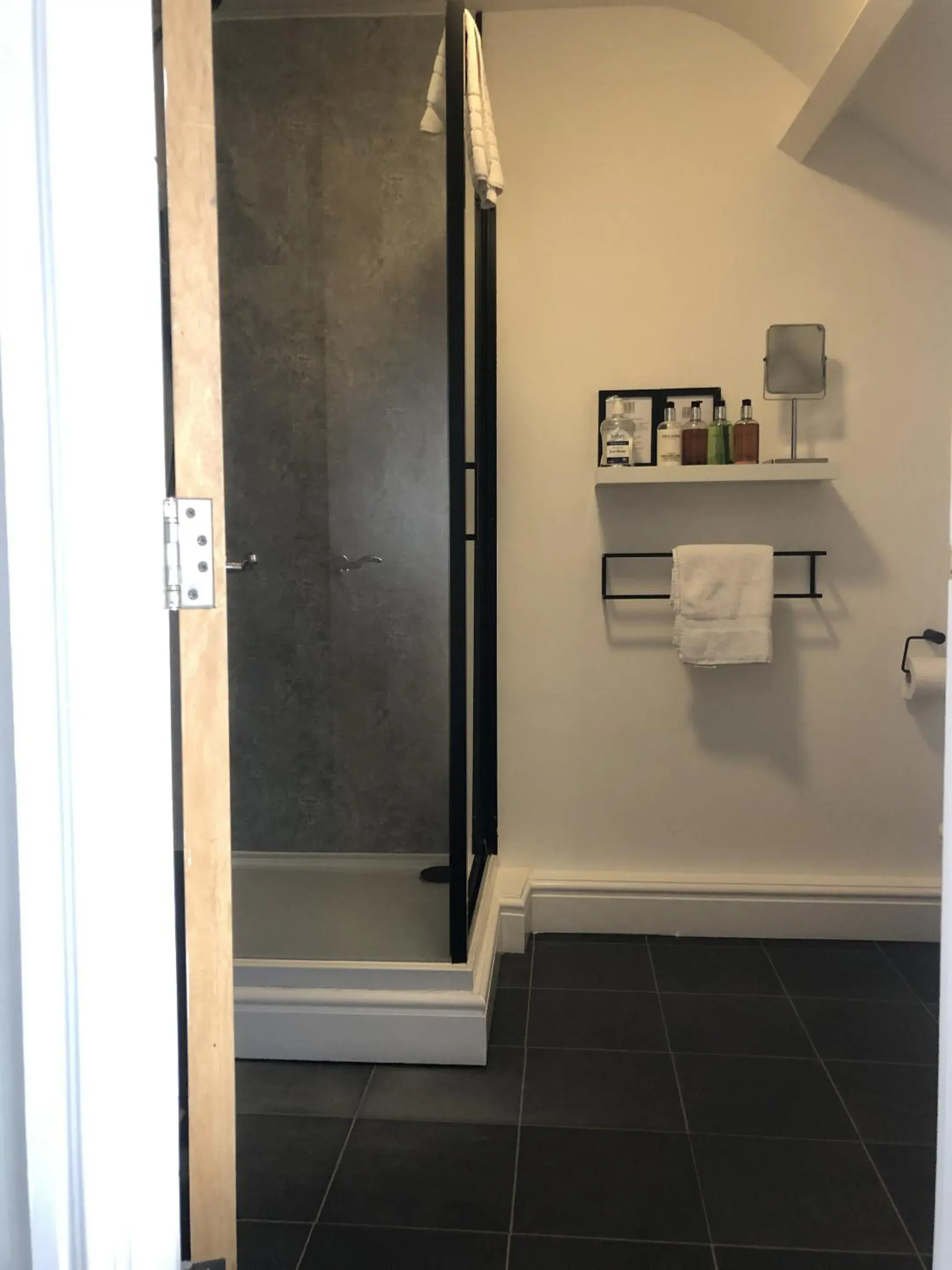 Twin Room with Private Bathroom in The Metropolitan Guest House Twin Room with Private Bathroom in The Metropolitan Guest House