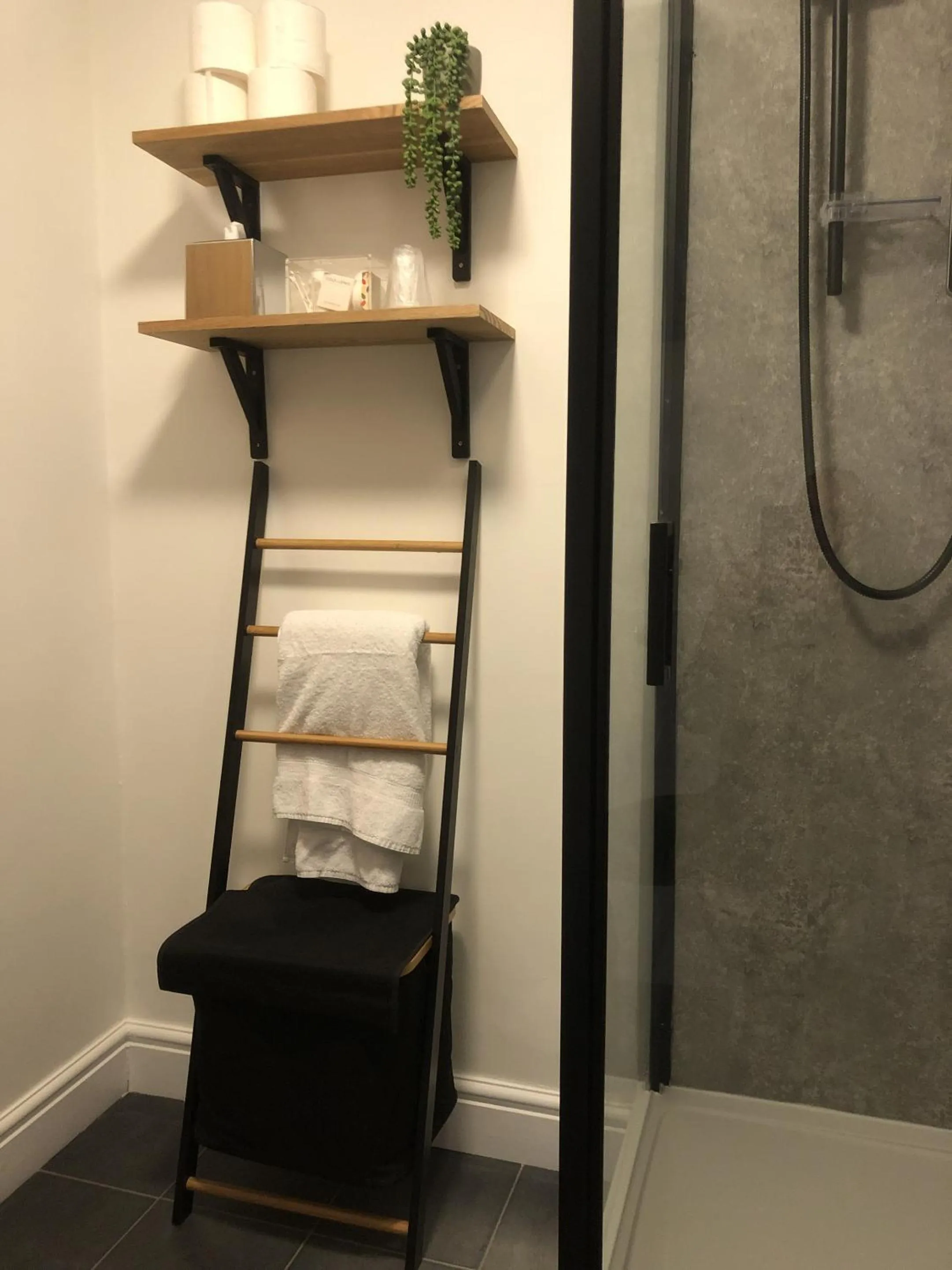 Bathroom, Bed in The Metropolitan Guest House