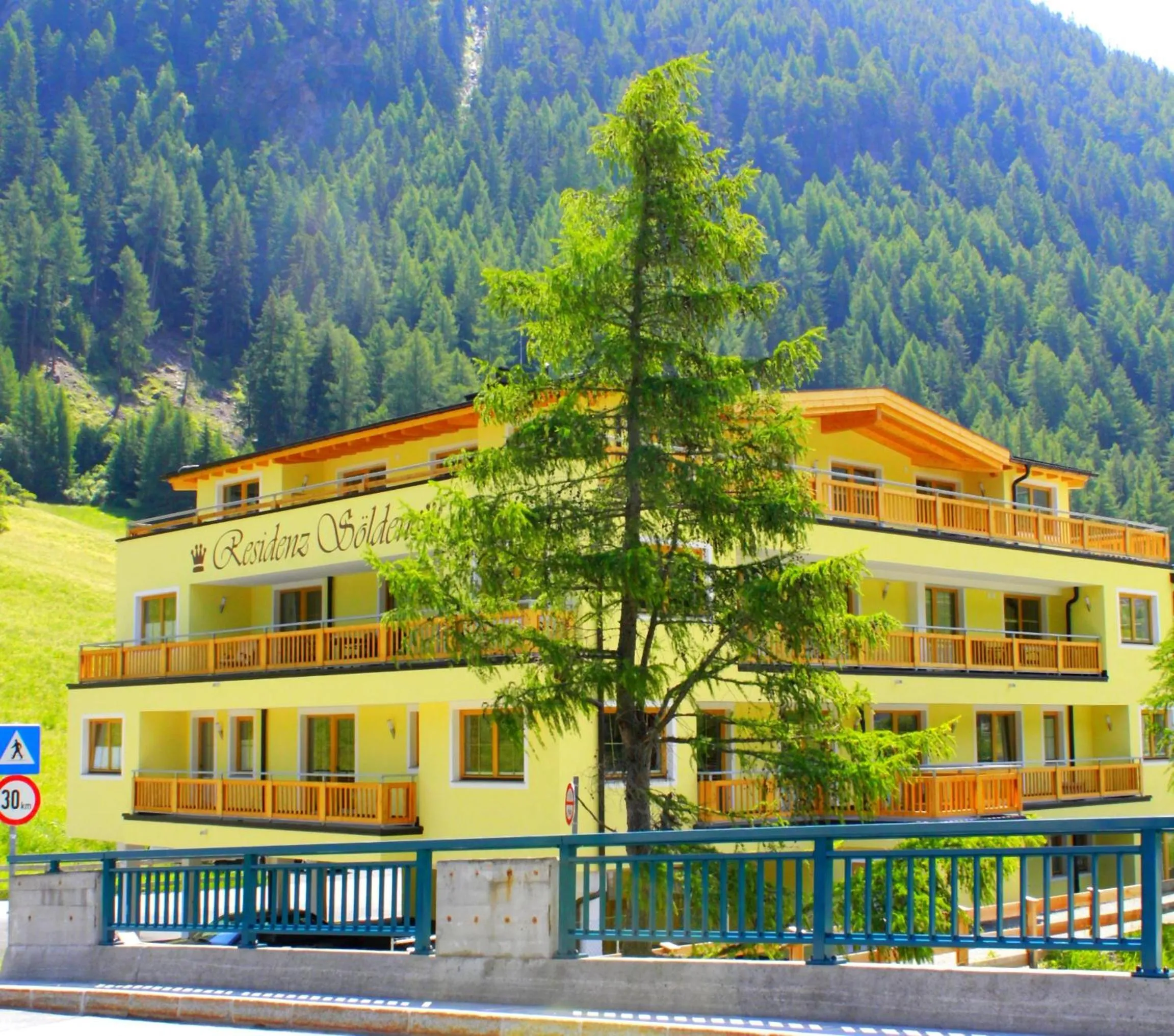 Property building in A Casa Residenz