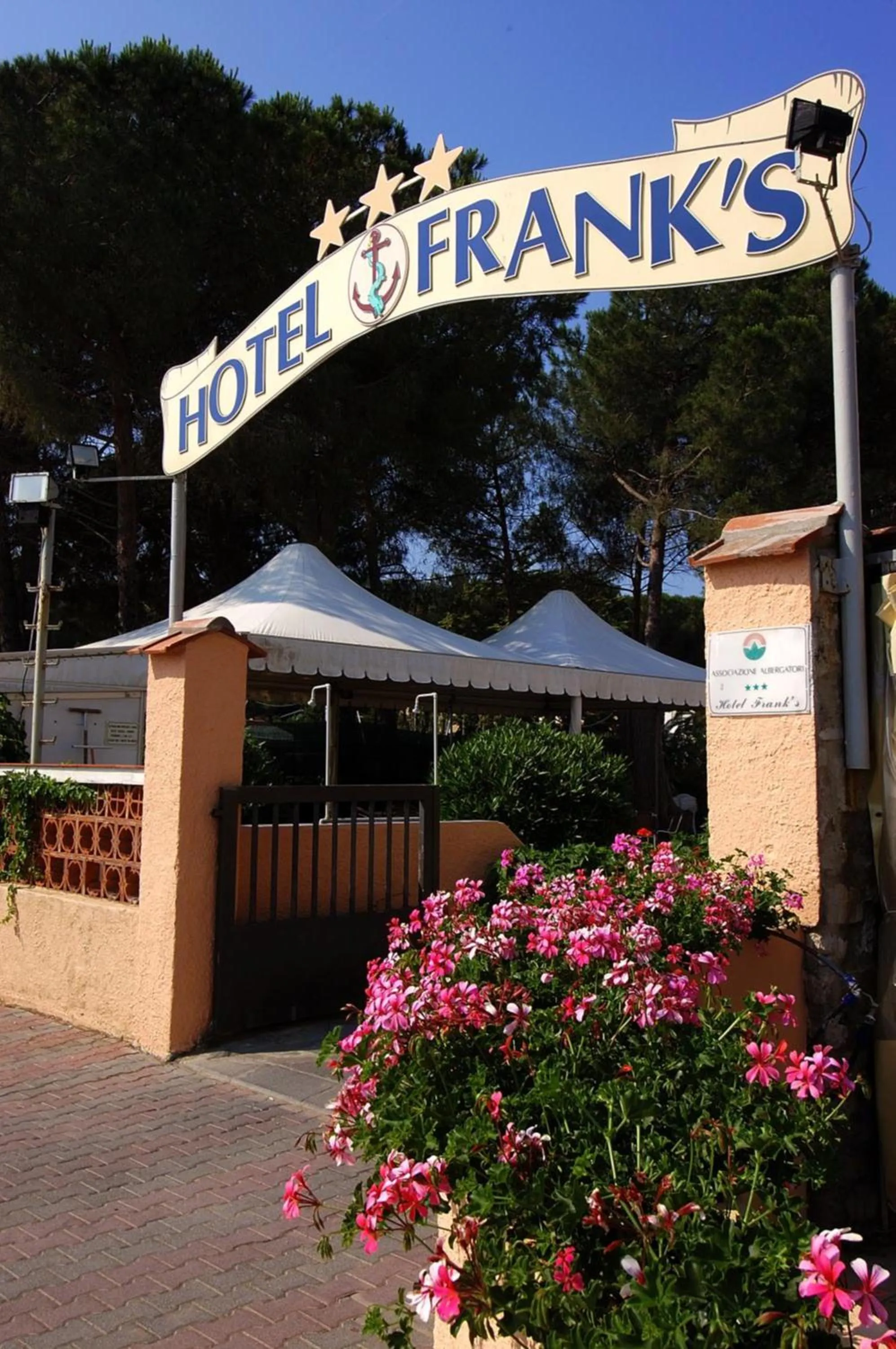 Facade/entrance in Frank's Hotel