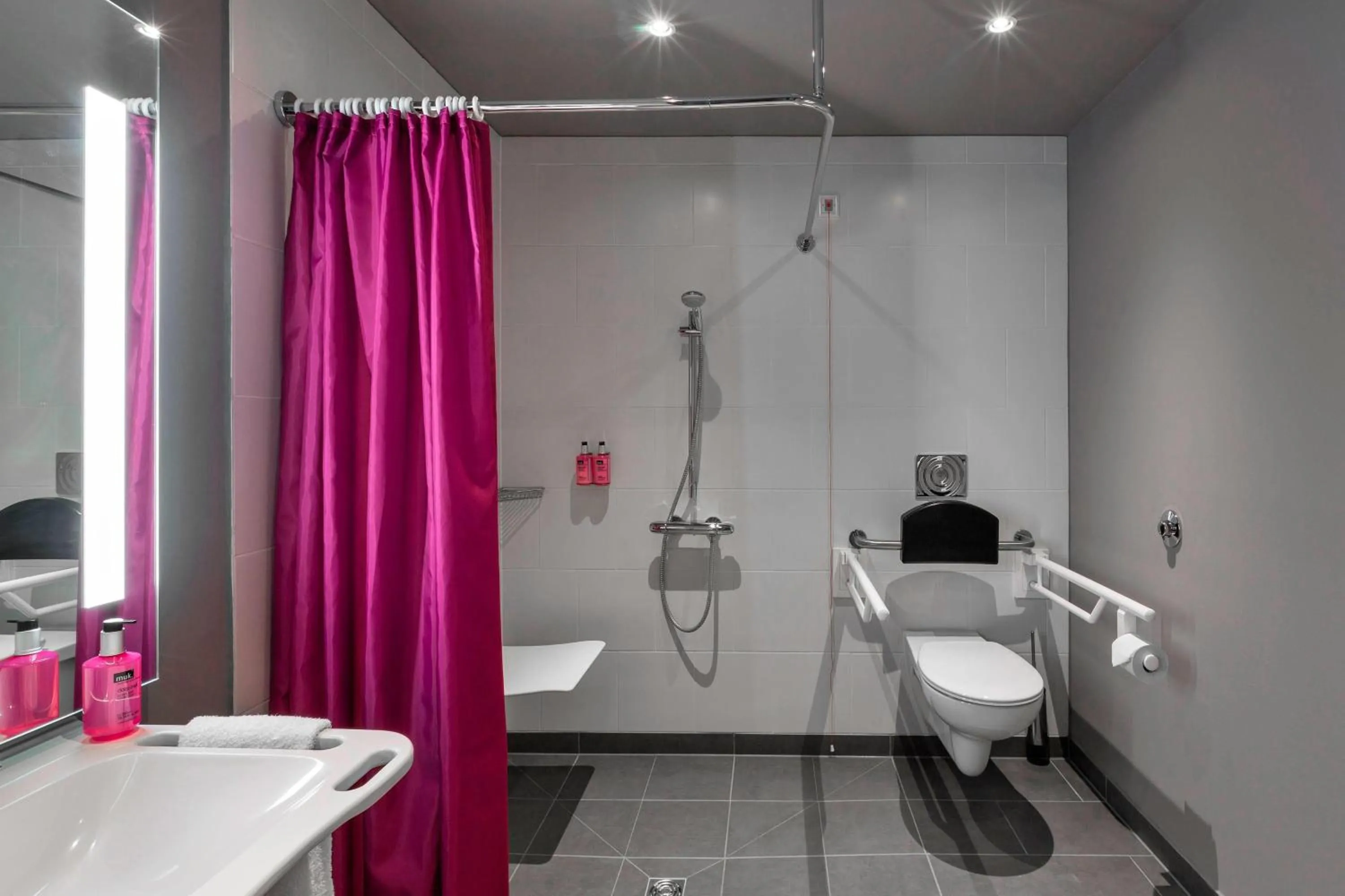 Bathroom in Moxy Frankfurt City Center