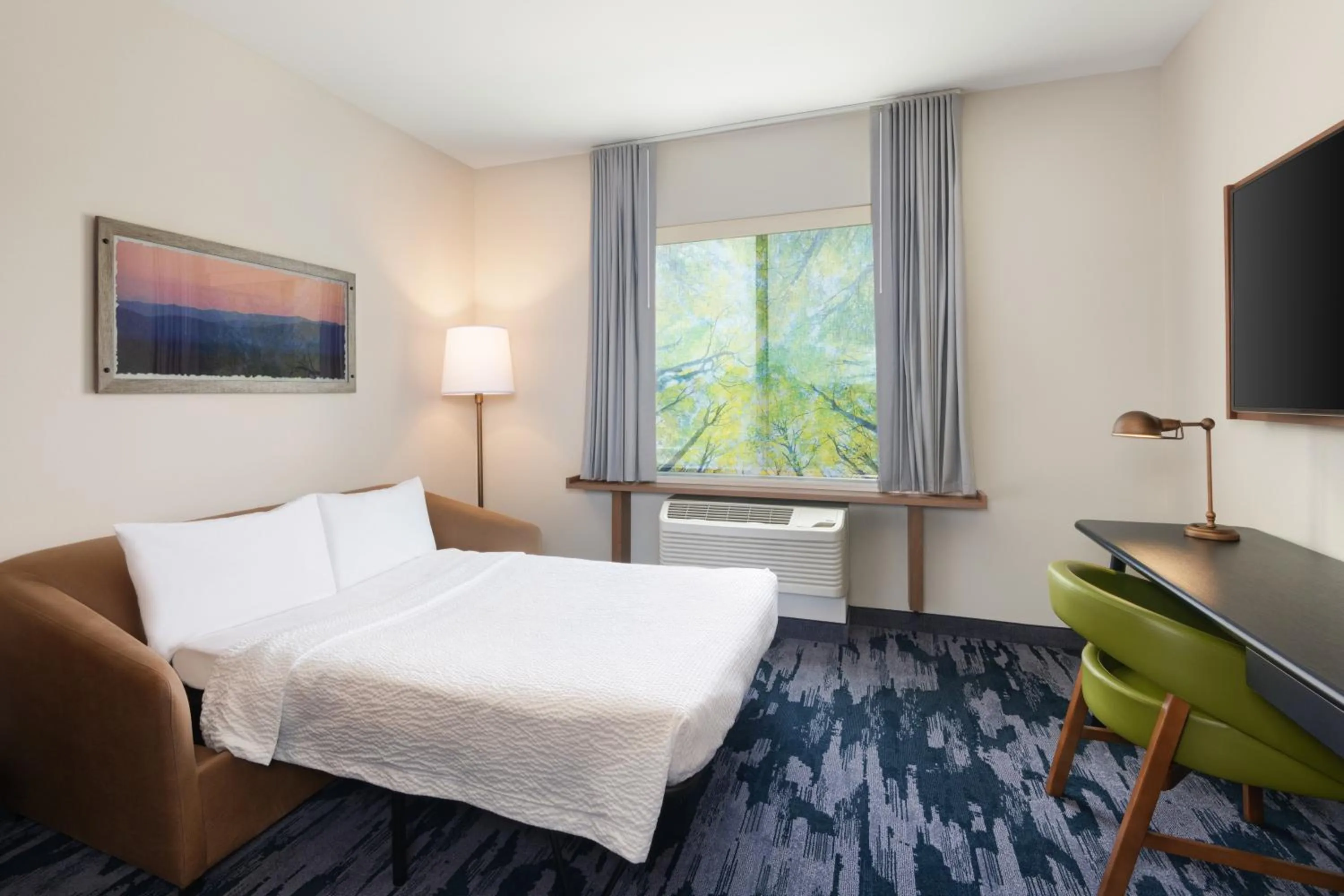 Living room, Bed in Fairfield Inn & Suites by Marriott Lexington East/I-75