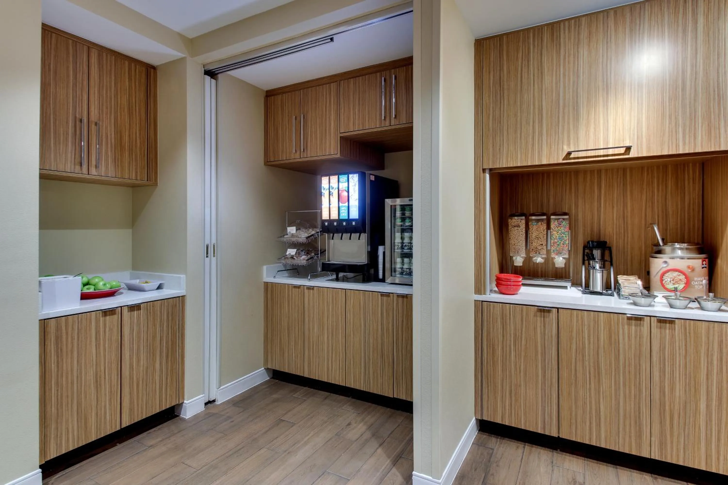 Breakfast in TownePlace Suites by Marriott Mobile Saraland