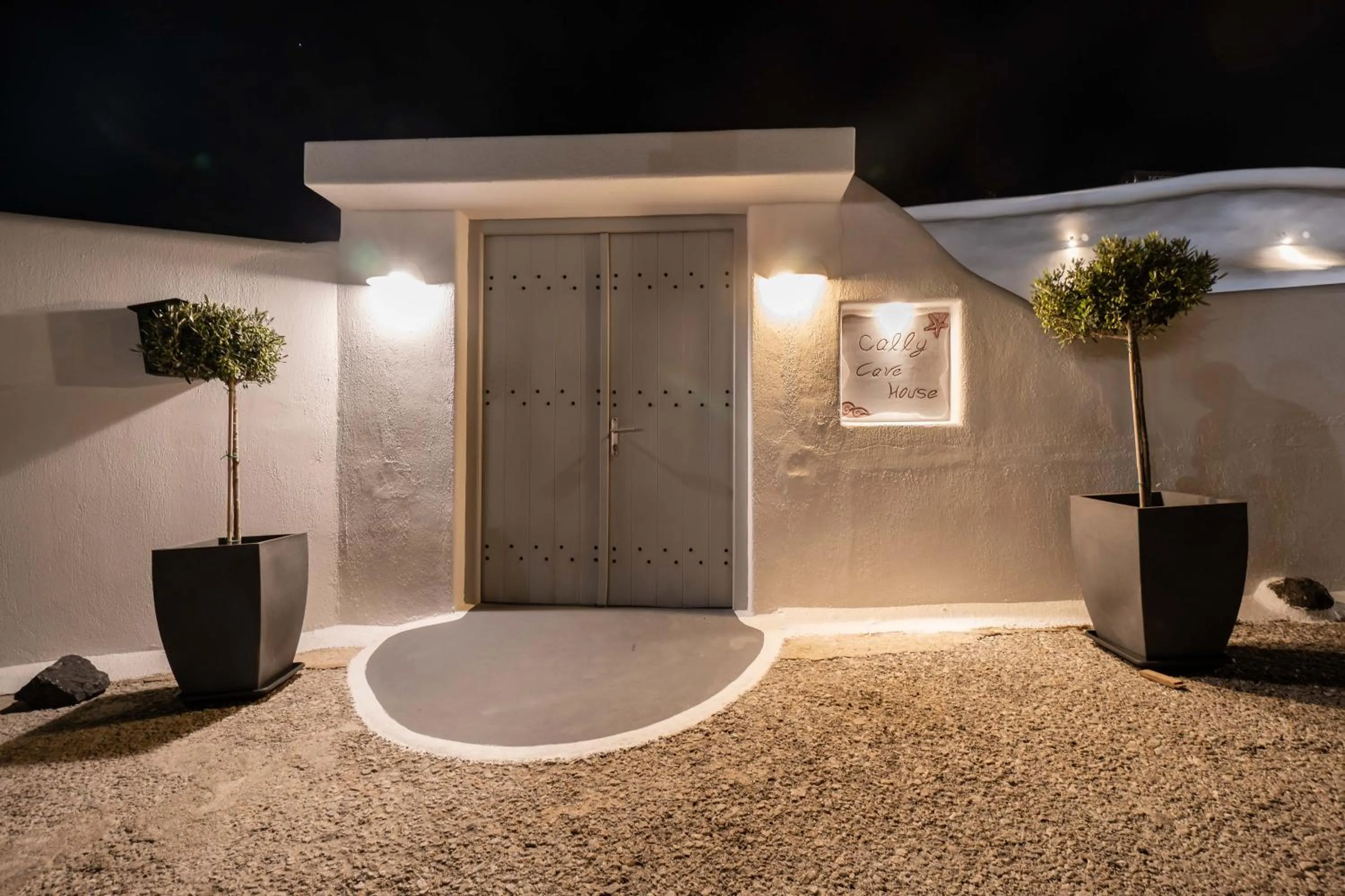 Facade/entrance in Cally Cave House