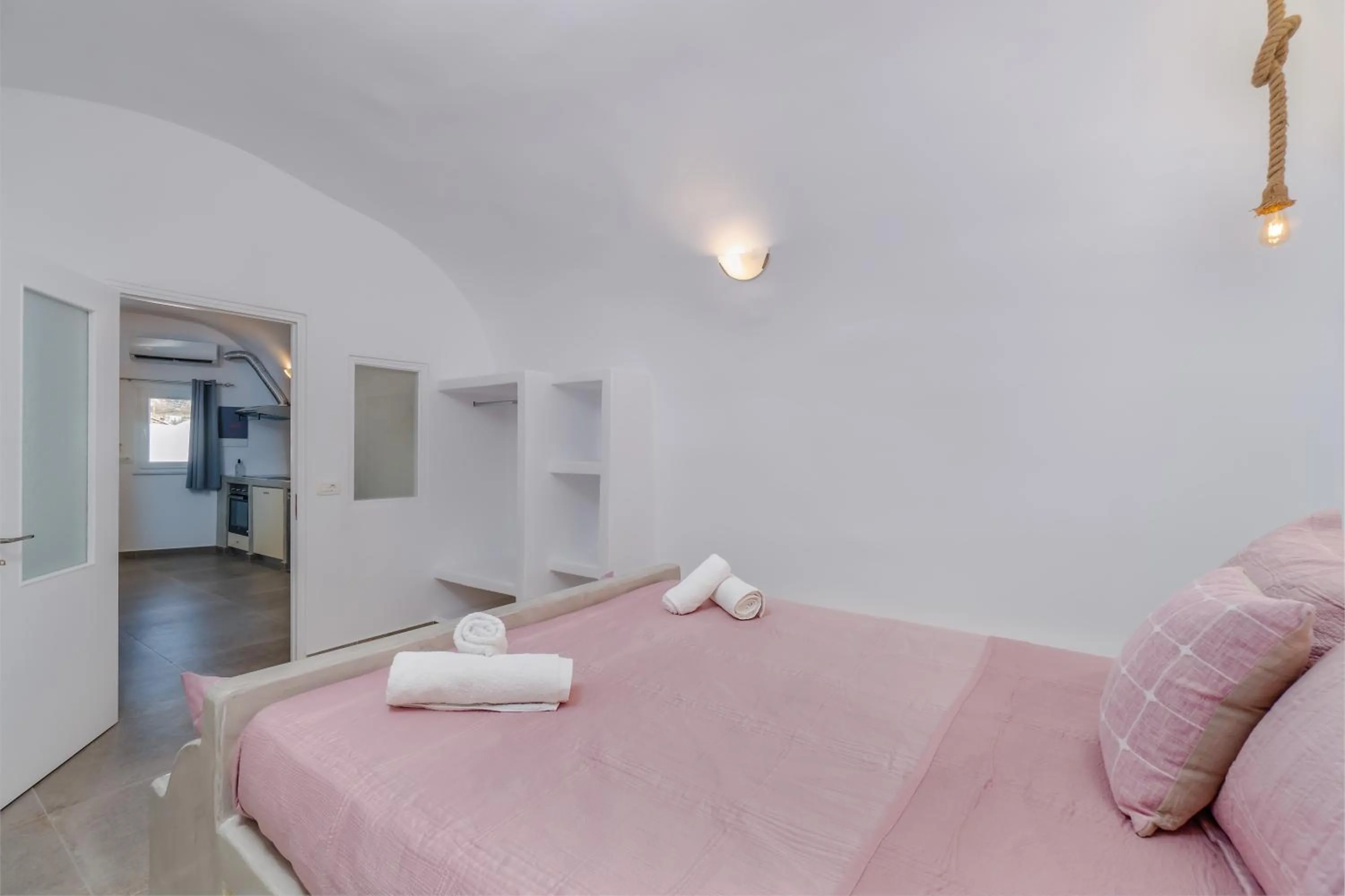 Bedroom, Bed in Cally Cave House