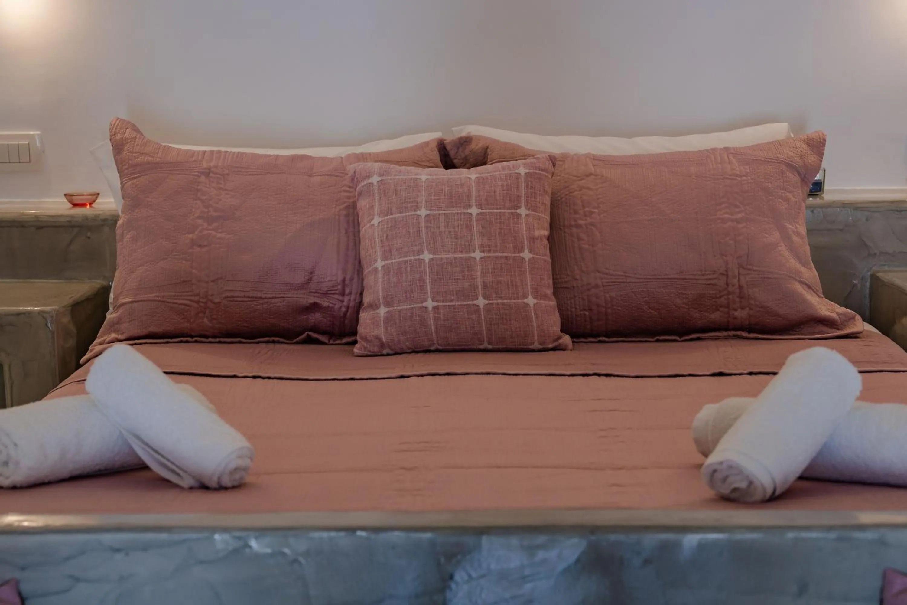 Bedroom, Bed in Cally Cave House