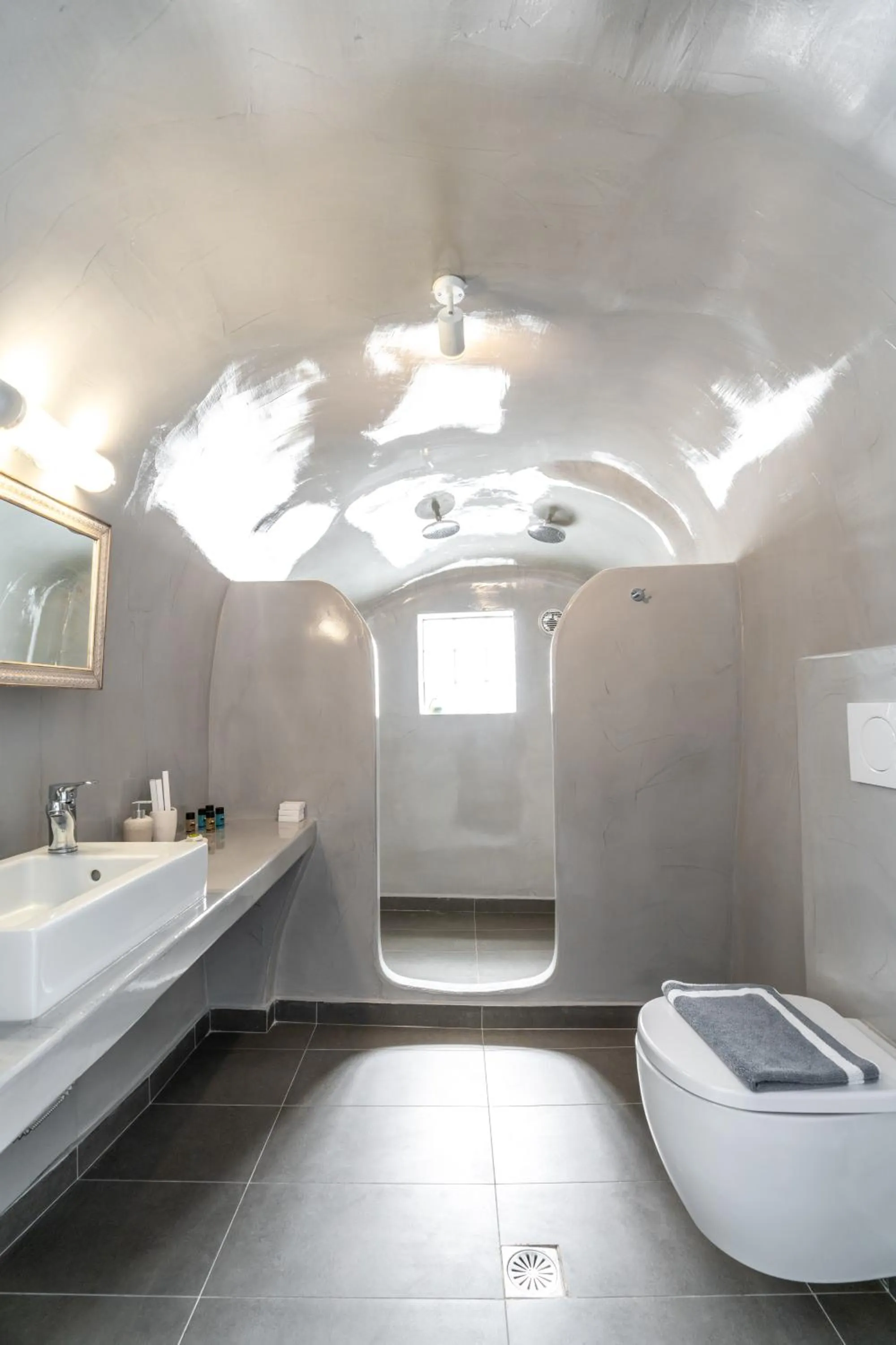 Shower in Cally Cave House