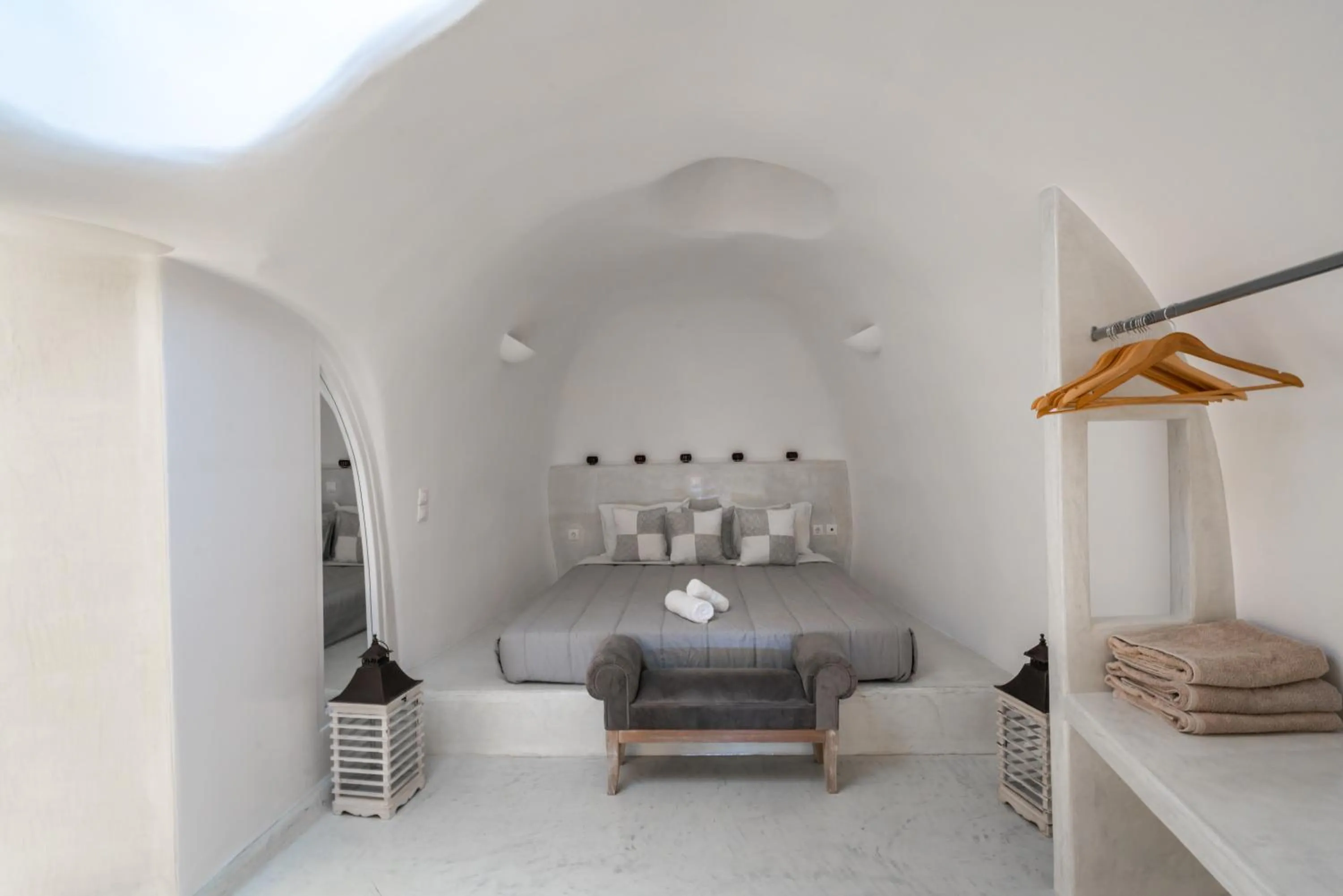 Photo of the whole room, Bed in Cally Cave House