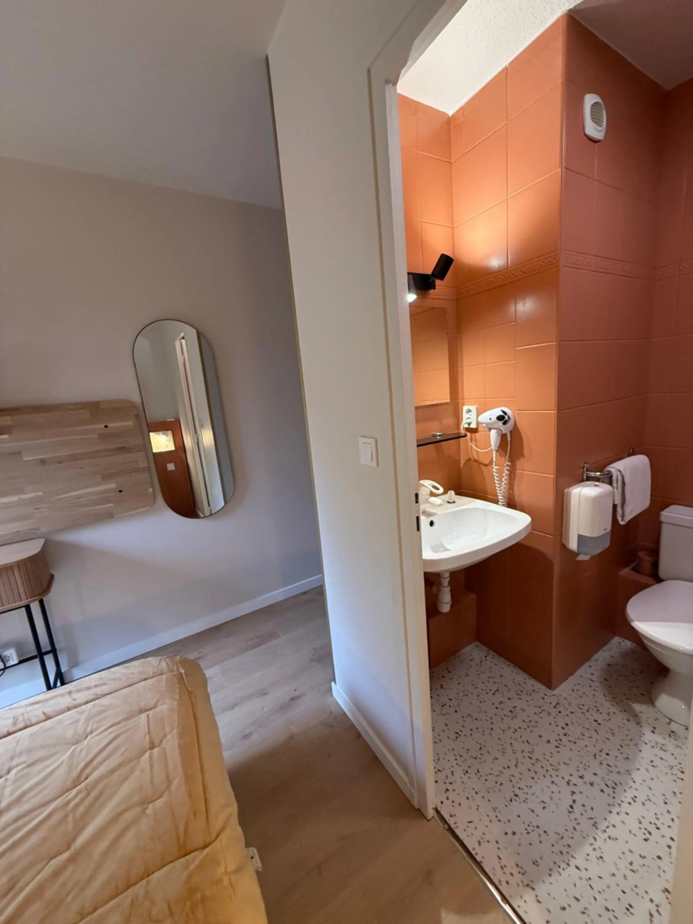 Bathroom in Logis Hôtel La Cascade - Lyon Nord