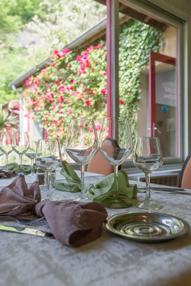 Restaurant/places to eat in Logis Hôtel La Cascade