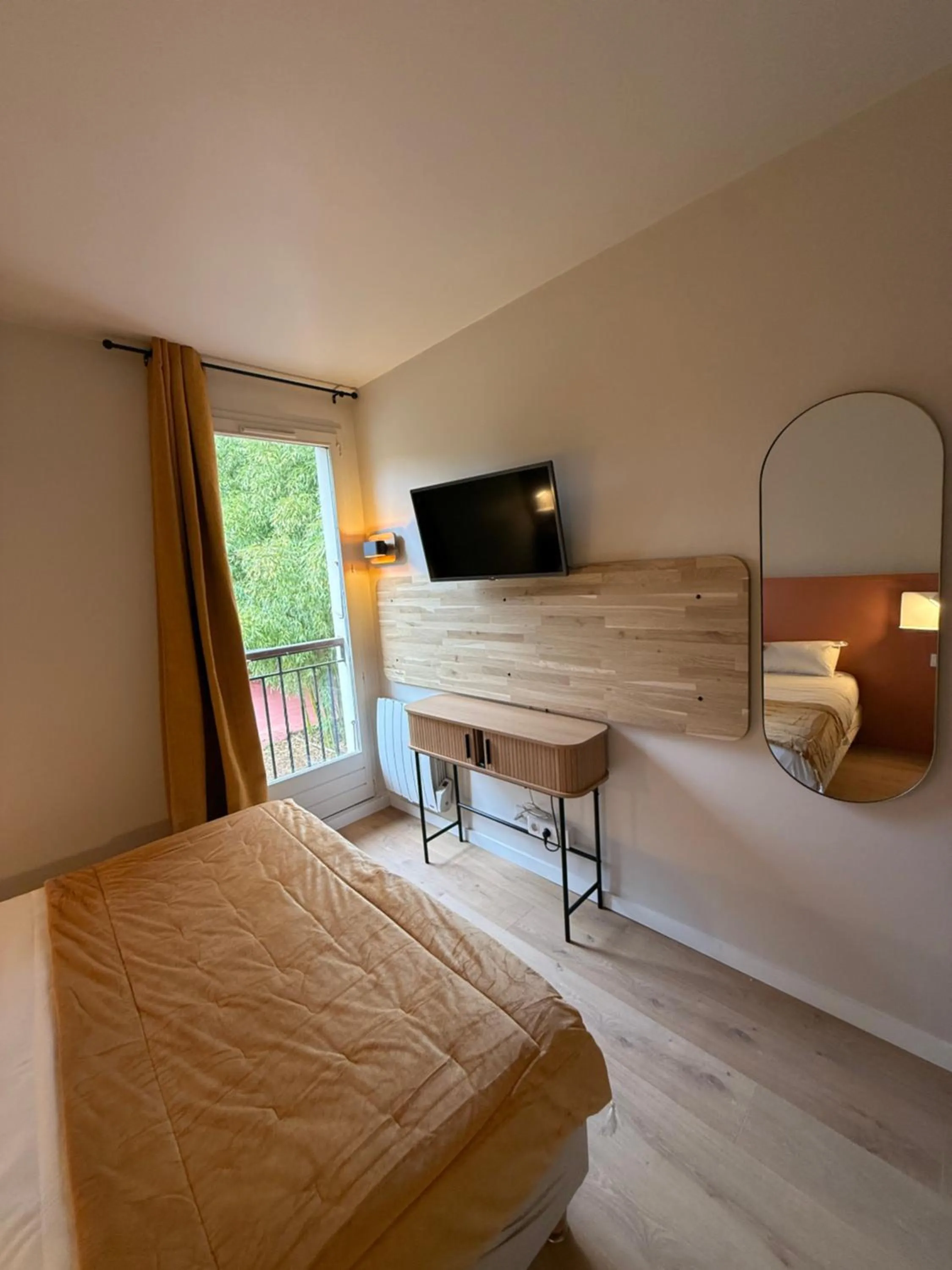 Bedroom, Bed in Logis Hôtel La Cascade - Lyon Nord