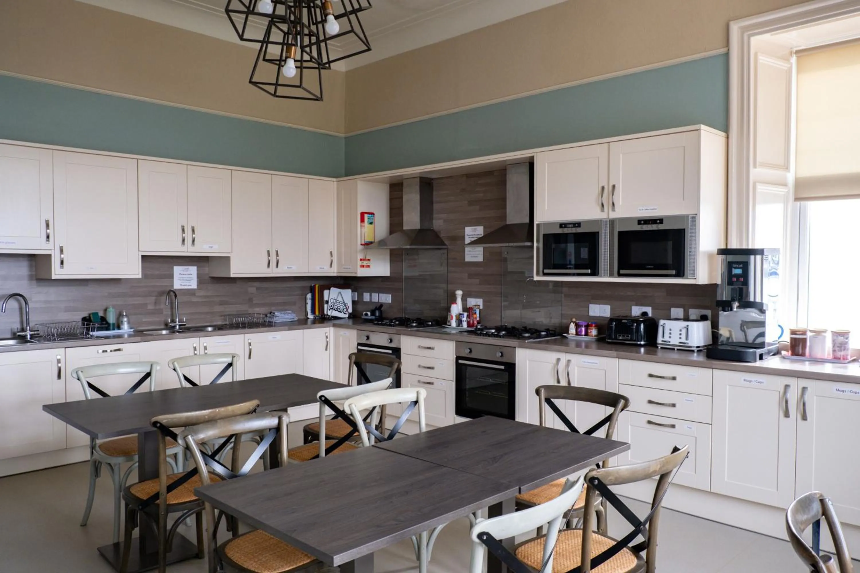 Kitchen or kitchenette in Corran House Guest House