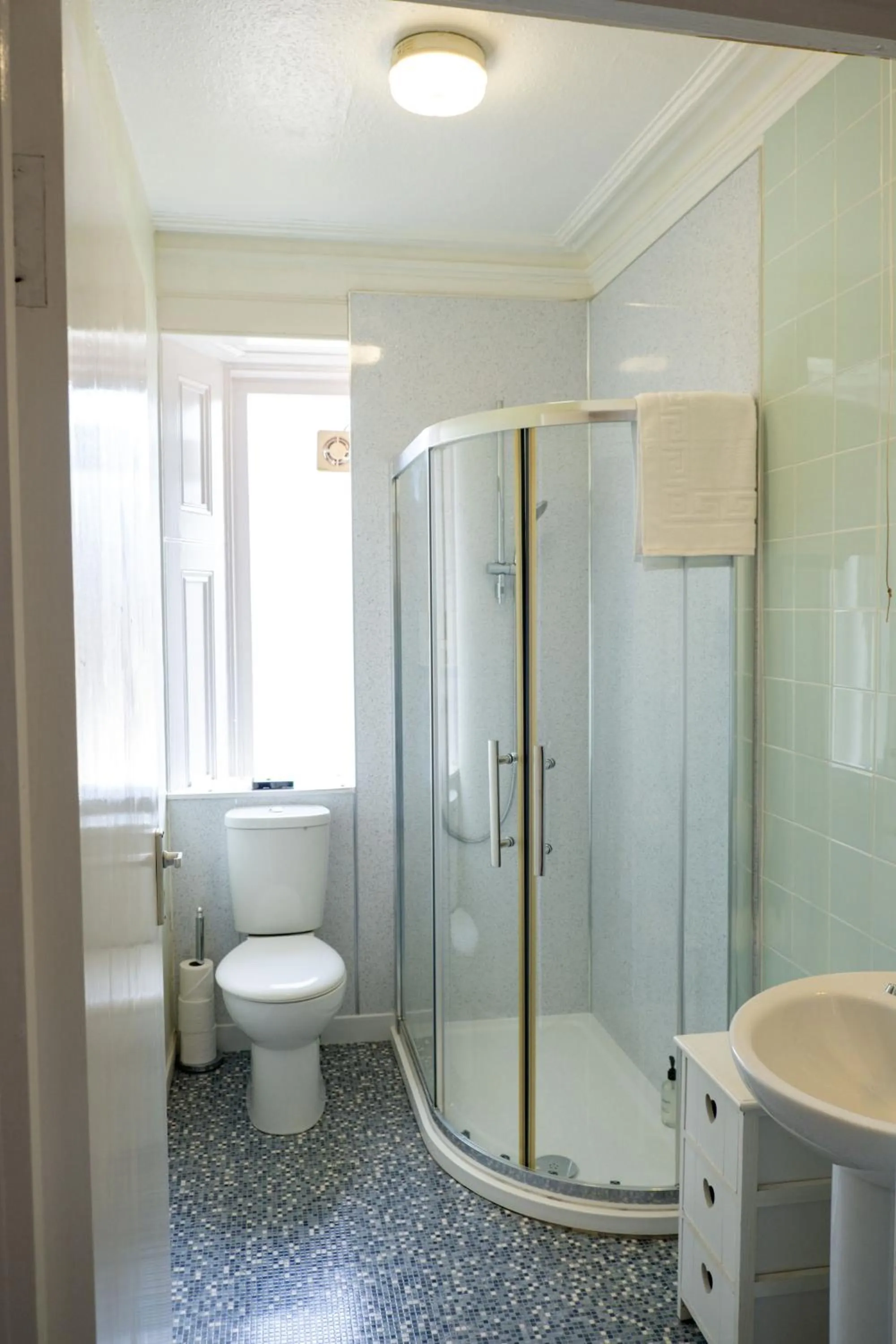 Toilet in Corran House Guest House