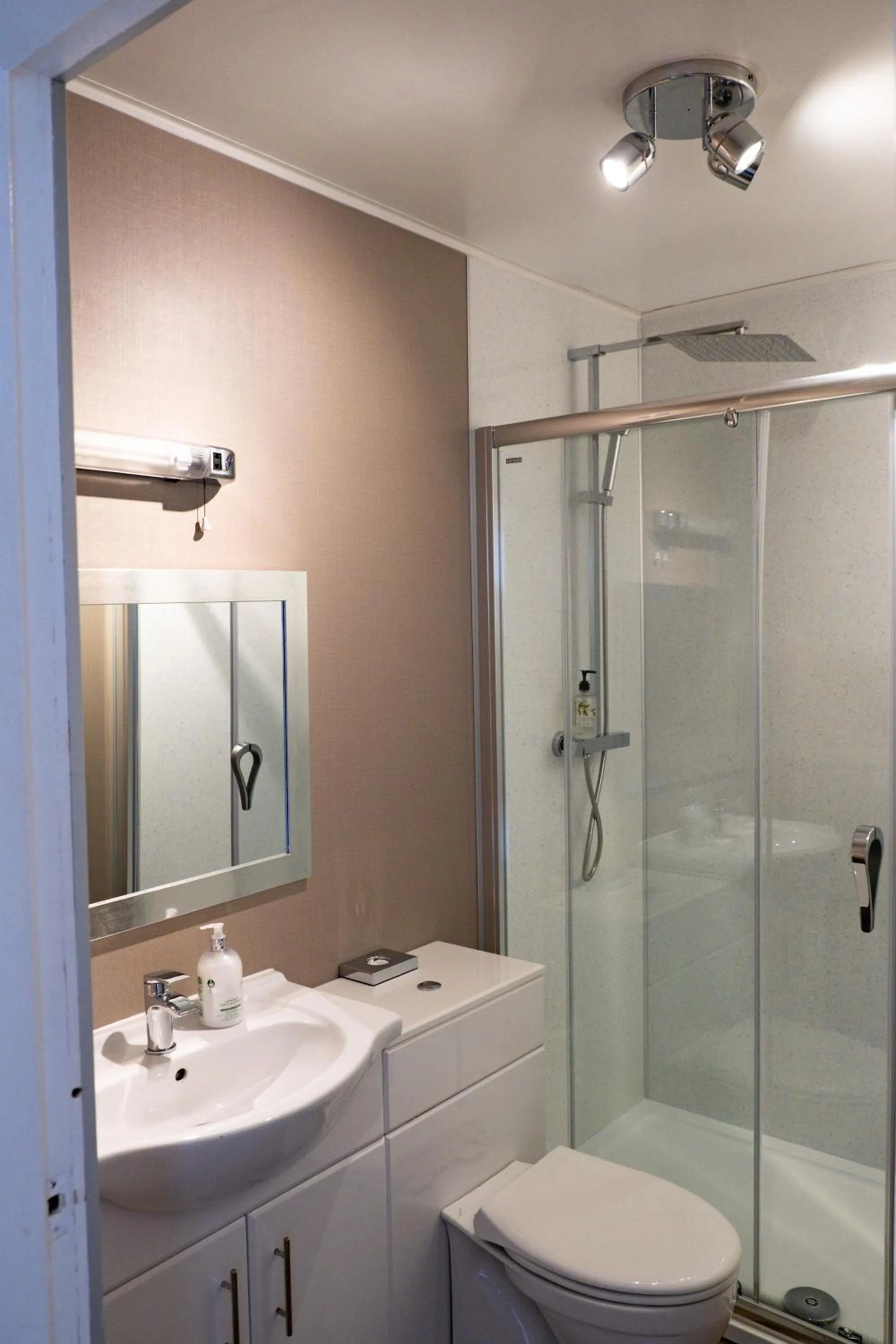 Shower in Corran House Guest House