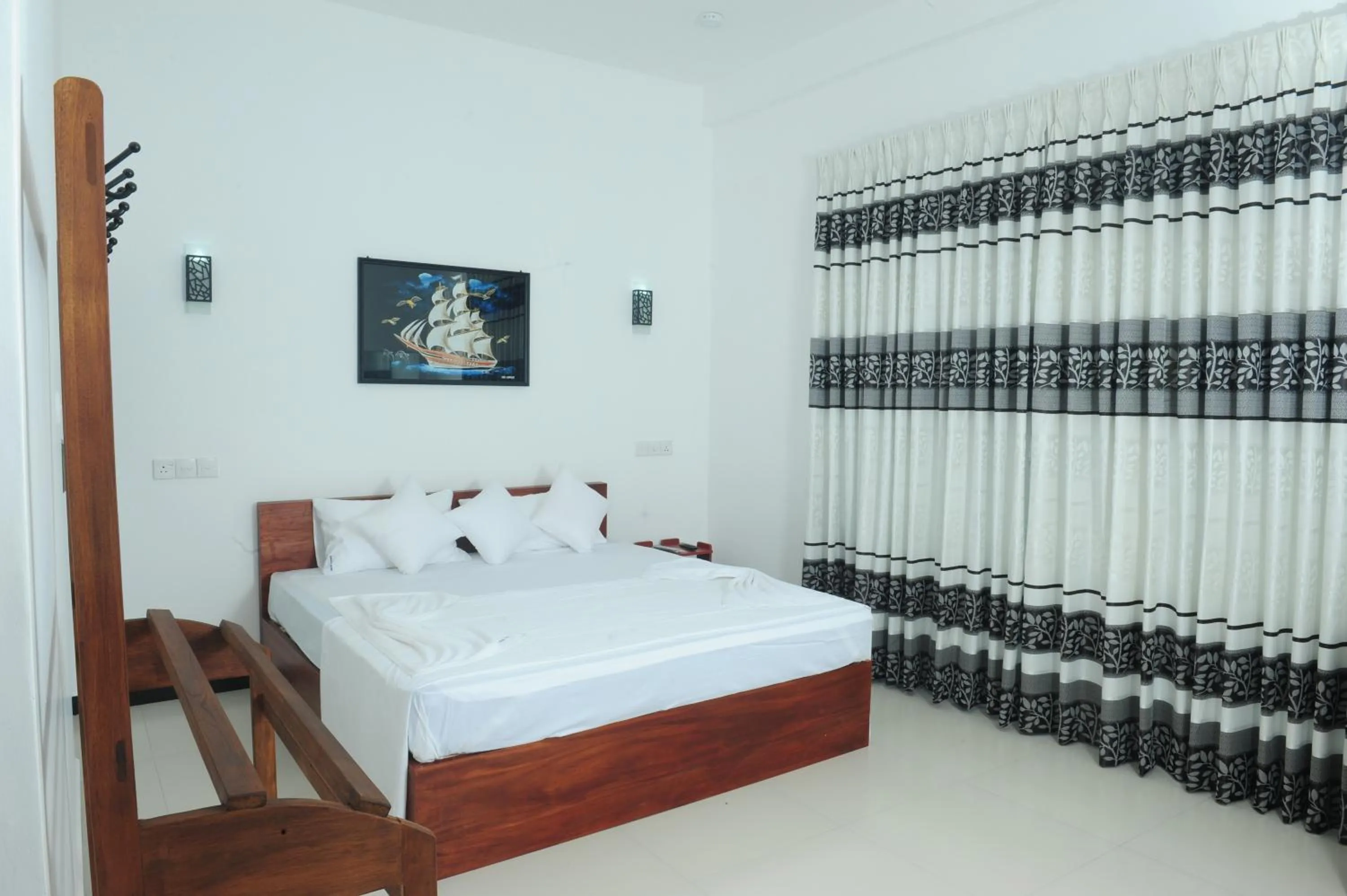 Photo of the whole room, Bed in Sunstar Nilaveli