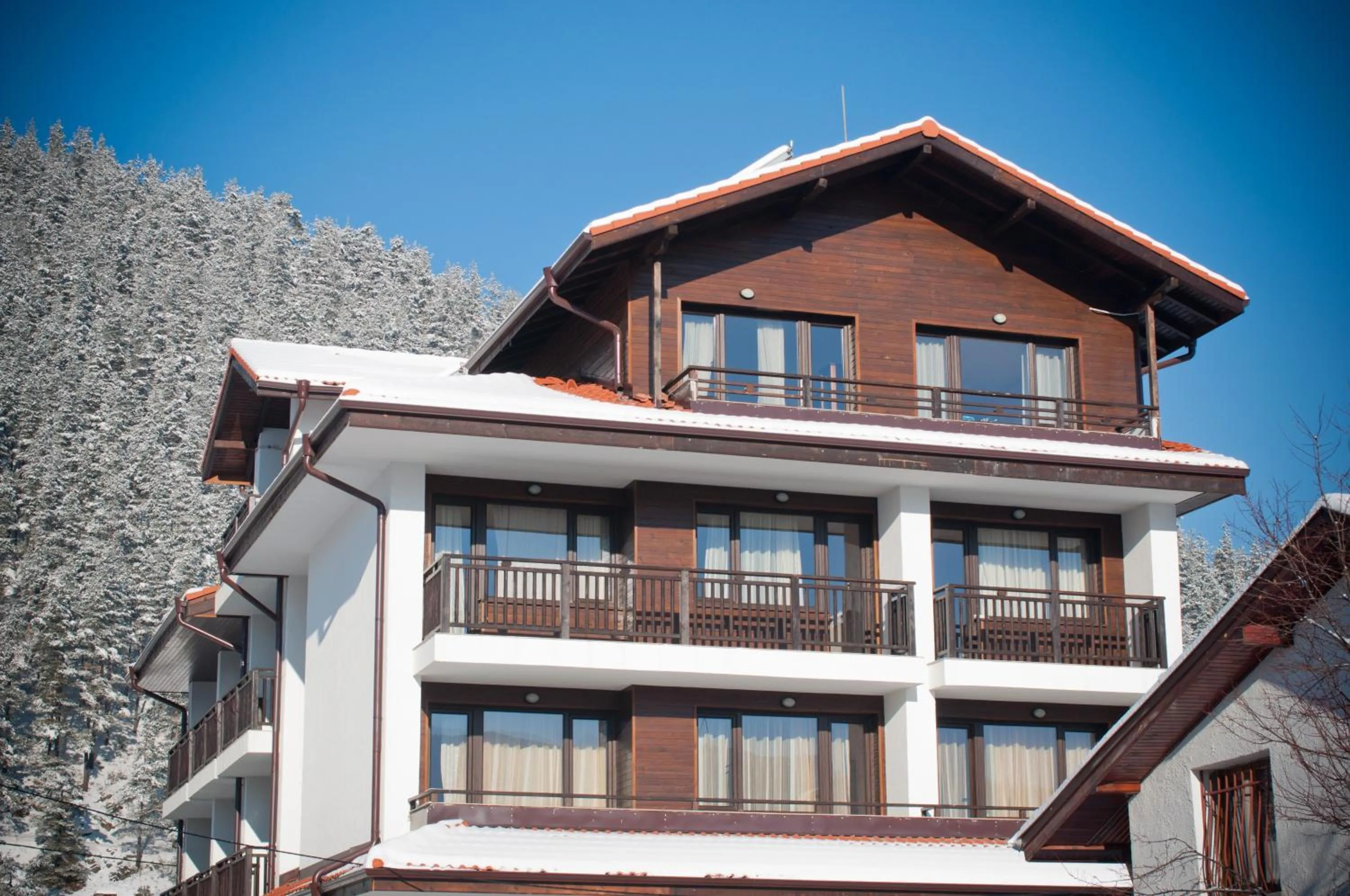 Facade/entrance in Family hotel Iskar
