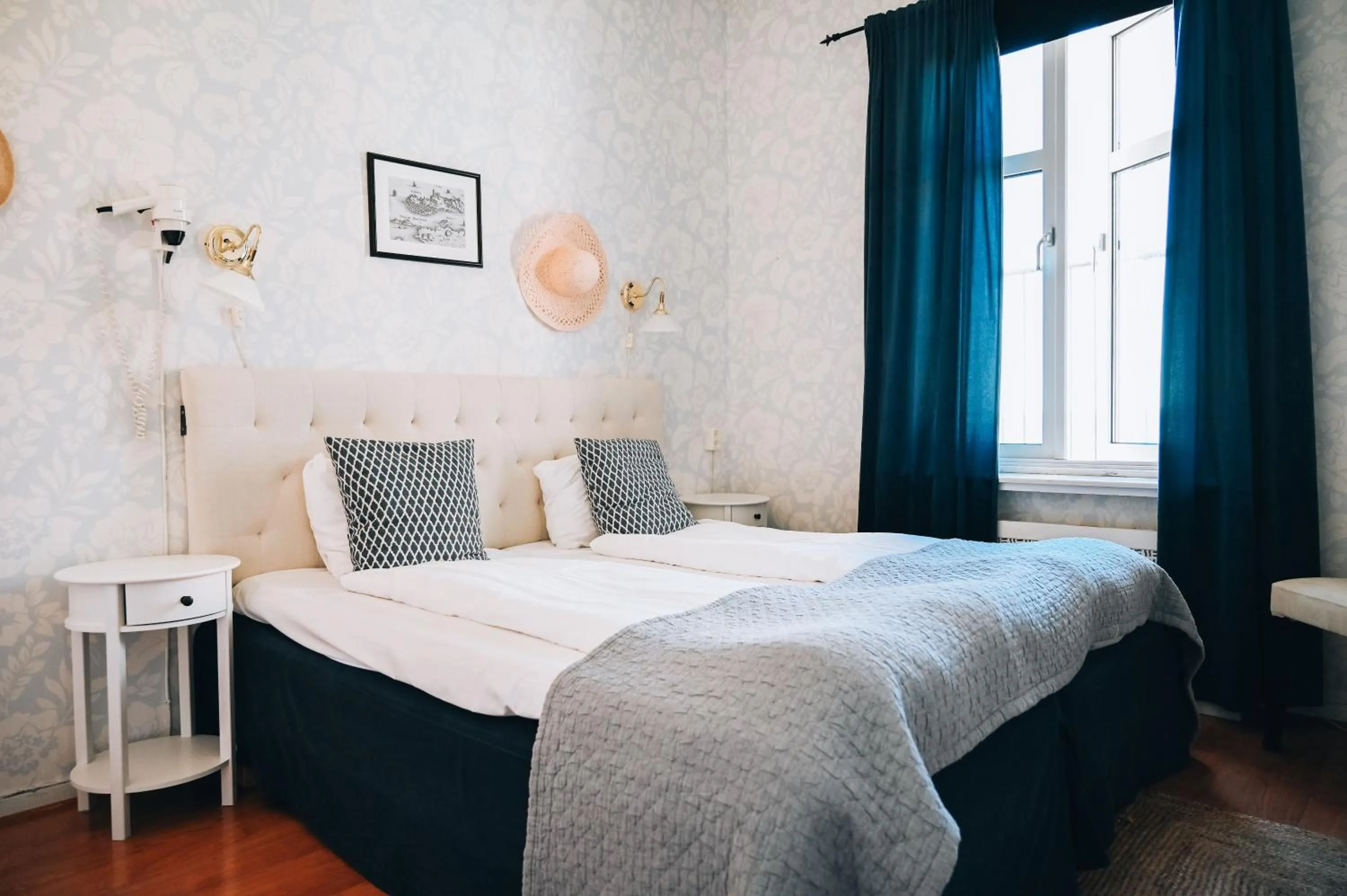 Bed in Nautic Hotell