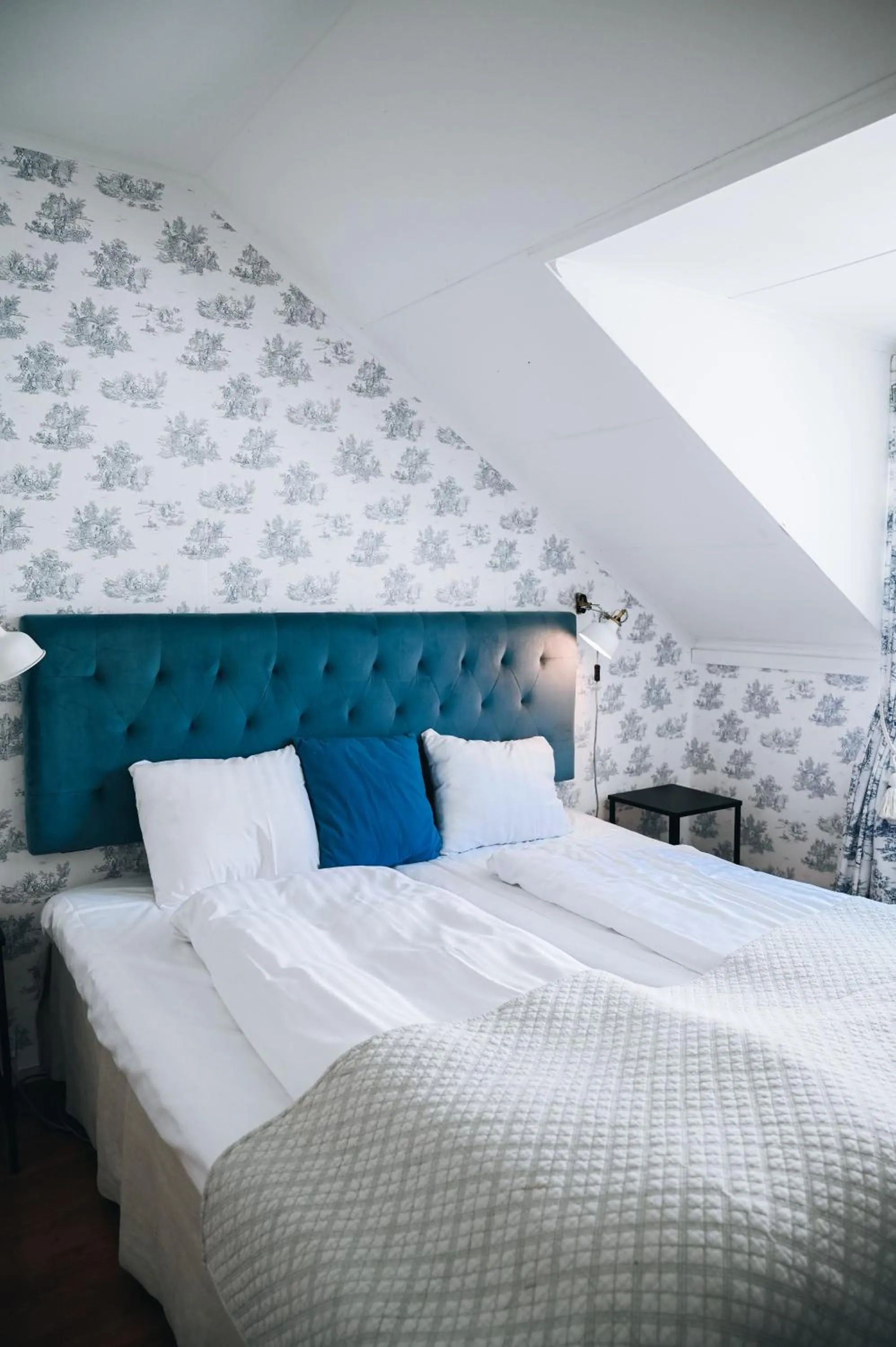 Bed in Nautic Hotell