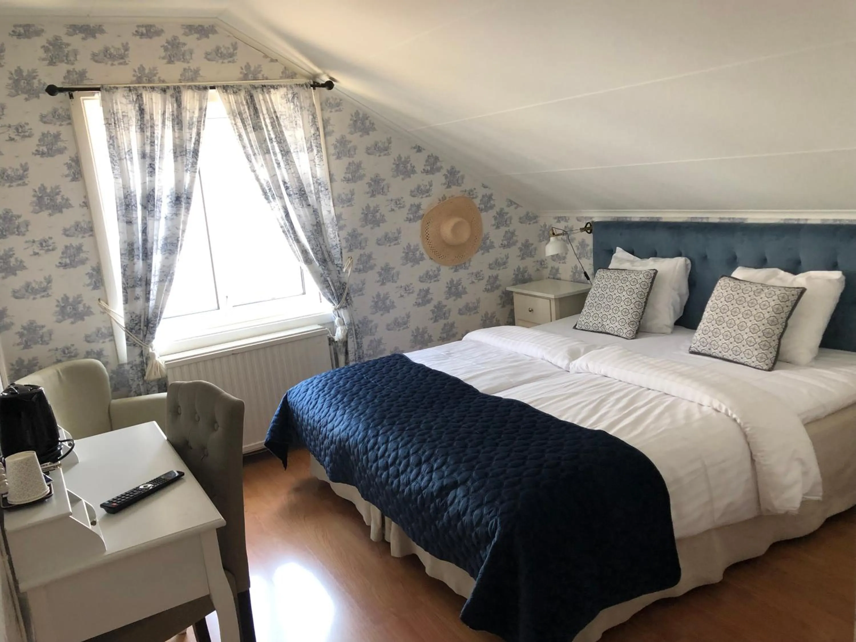 Bed in Nautic Hotell