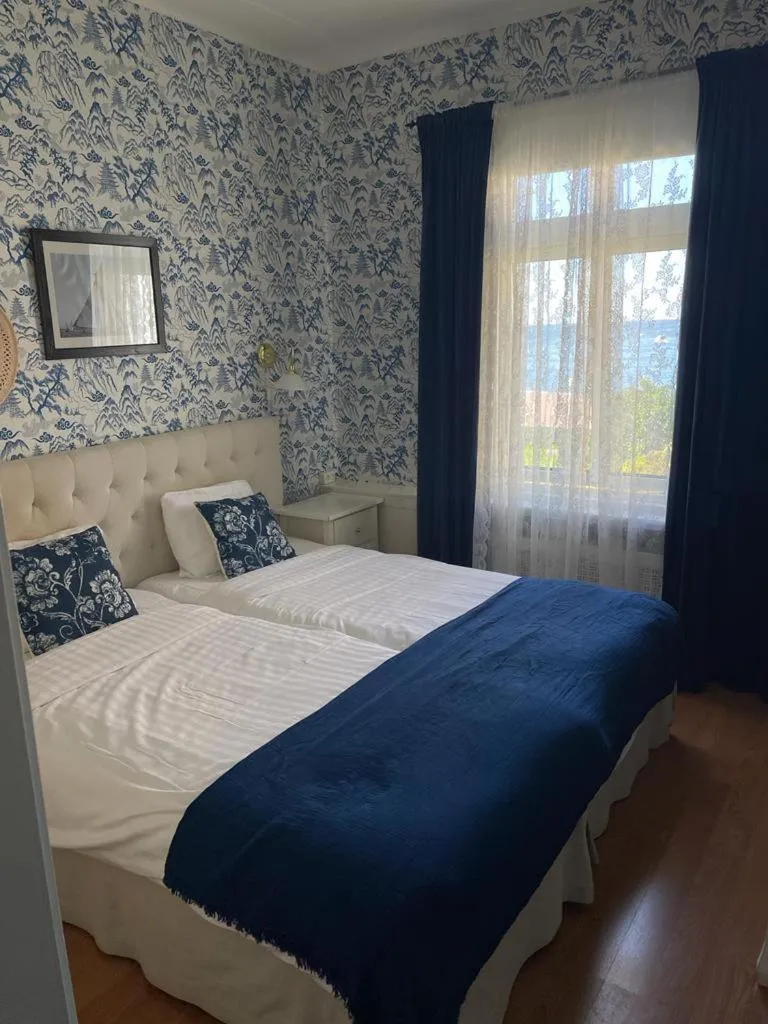 Bed in Nautic Hotell