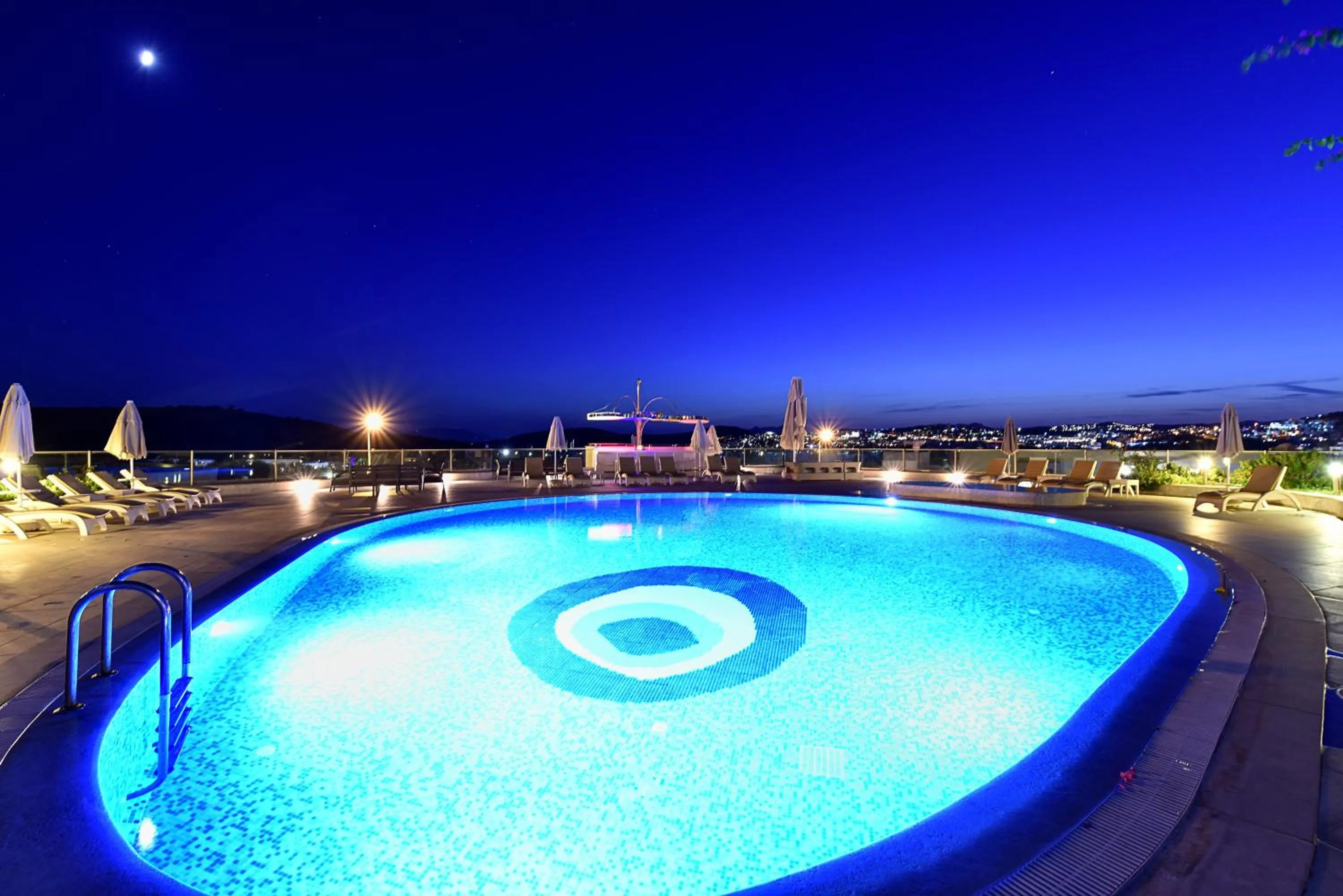 Swimming pool in Royal Palm Residence