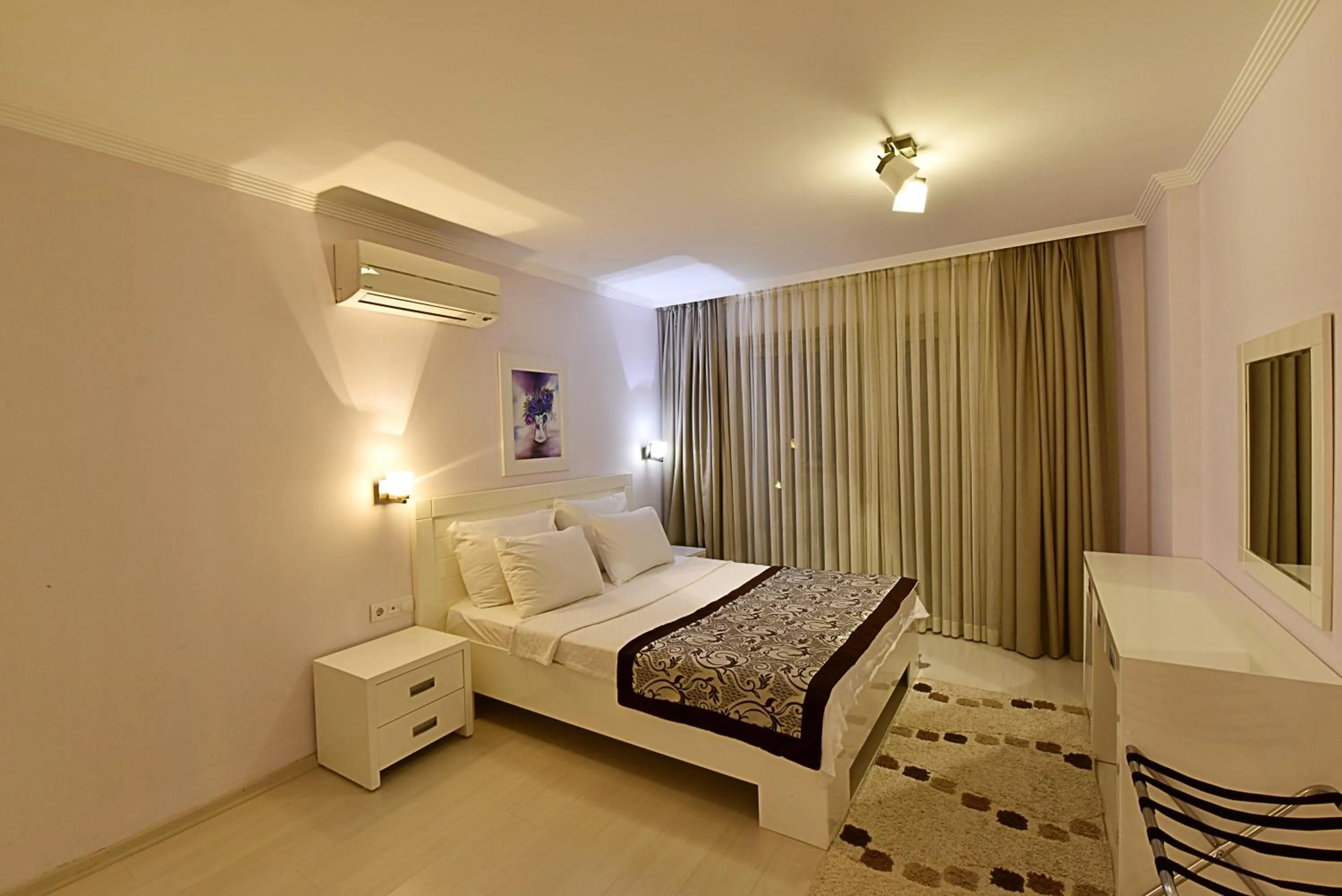 Bedroom, Bed in Royal Palm Residence