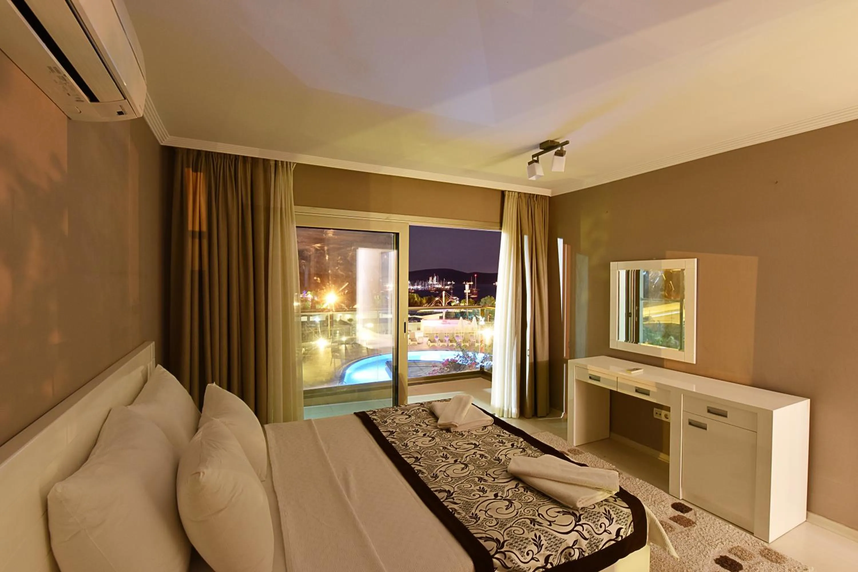 Bedroom, Bed in Royal Palm Residence