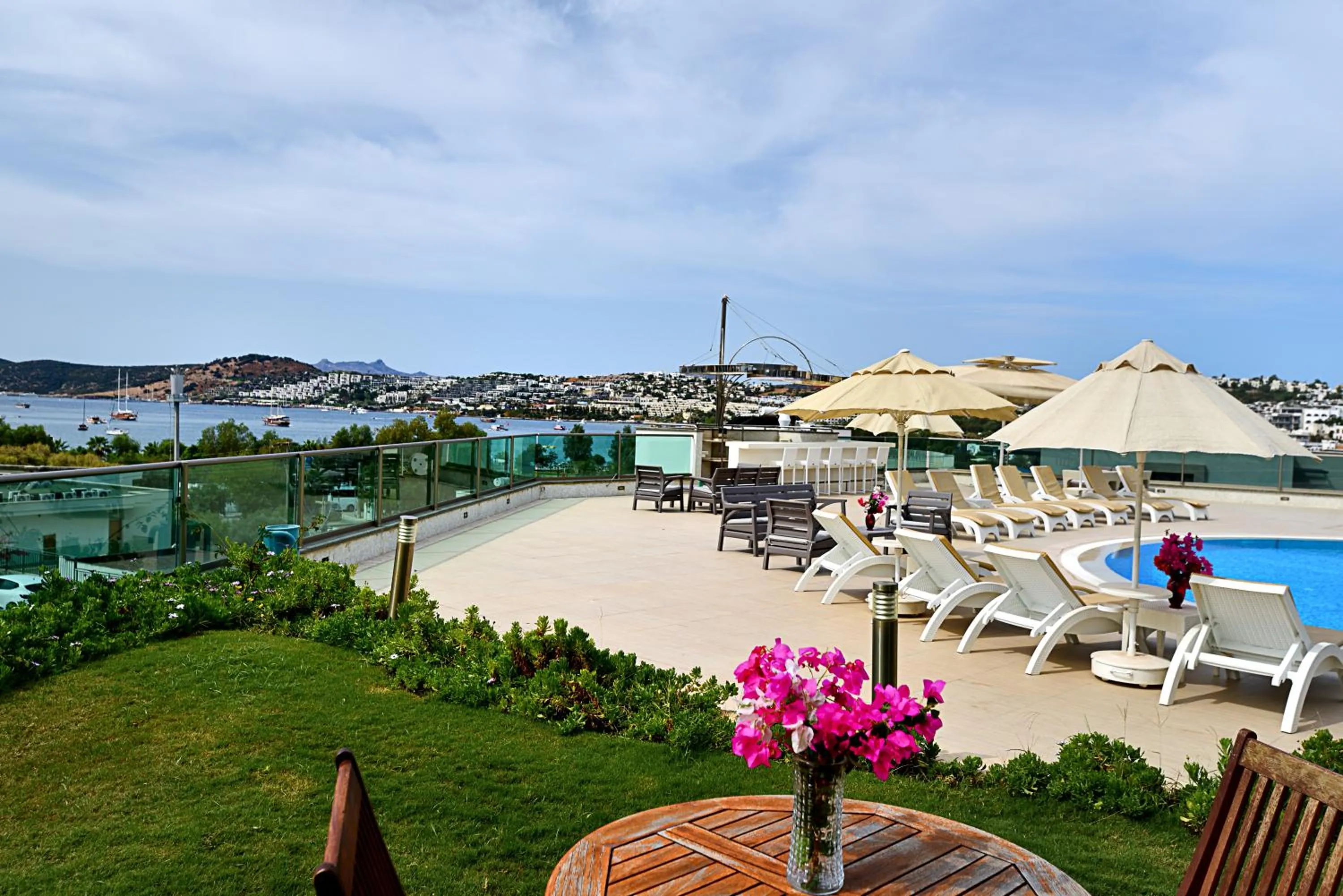 Swimming pool in Royal Palm Residence