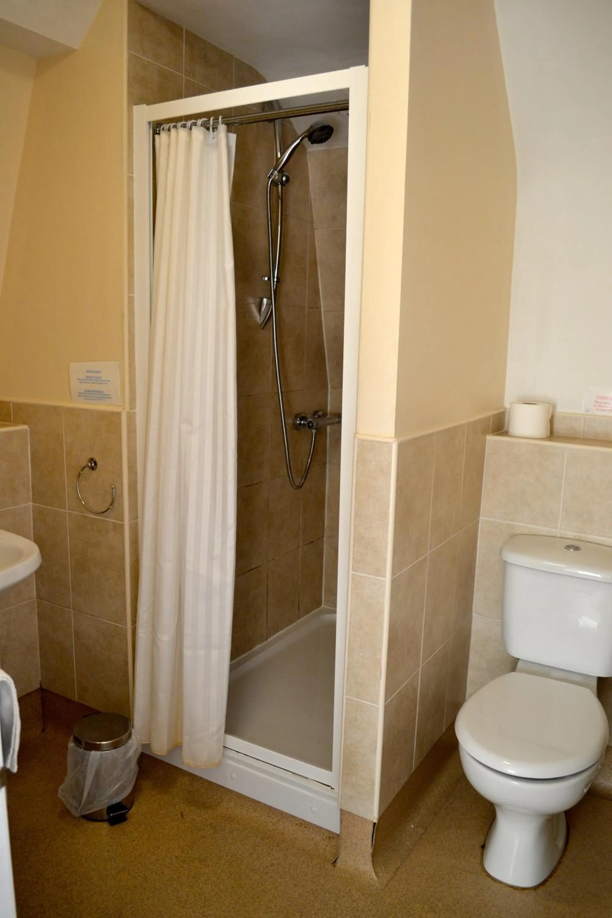 Shower in The Avenue Bed and Breakfast