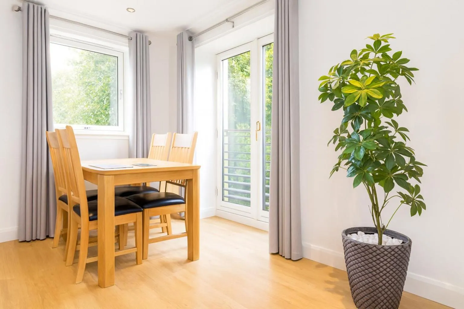 Dining area in Edinburgh Aparthotel