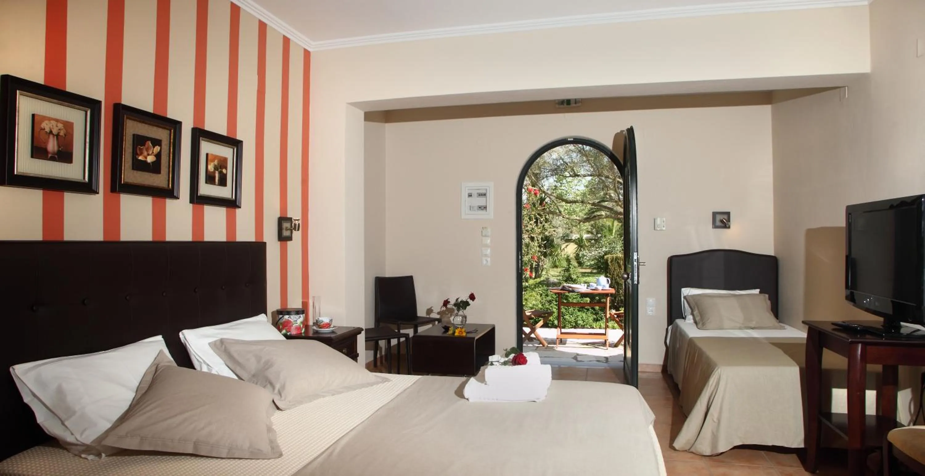 Photo of the whole room, Bed in Anthias Garden
