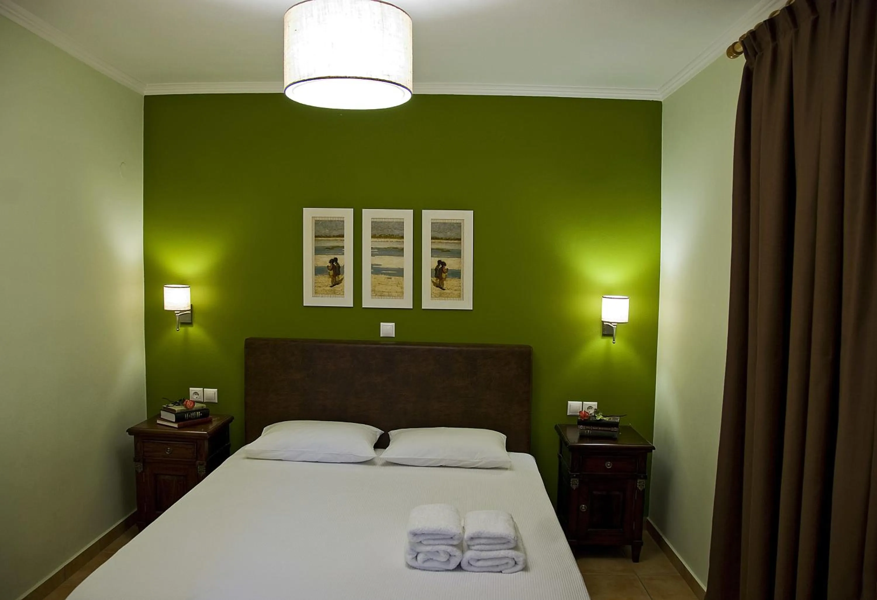 Photo of the whole room, Bed in Anthias Garden