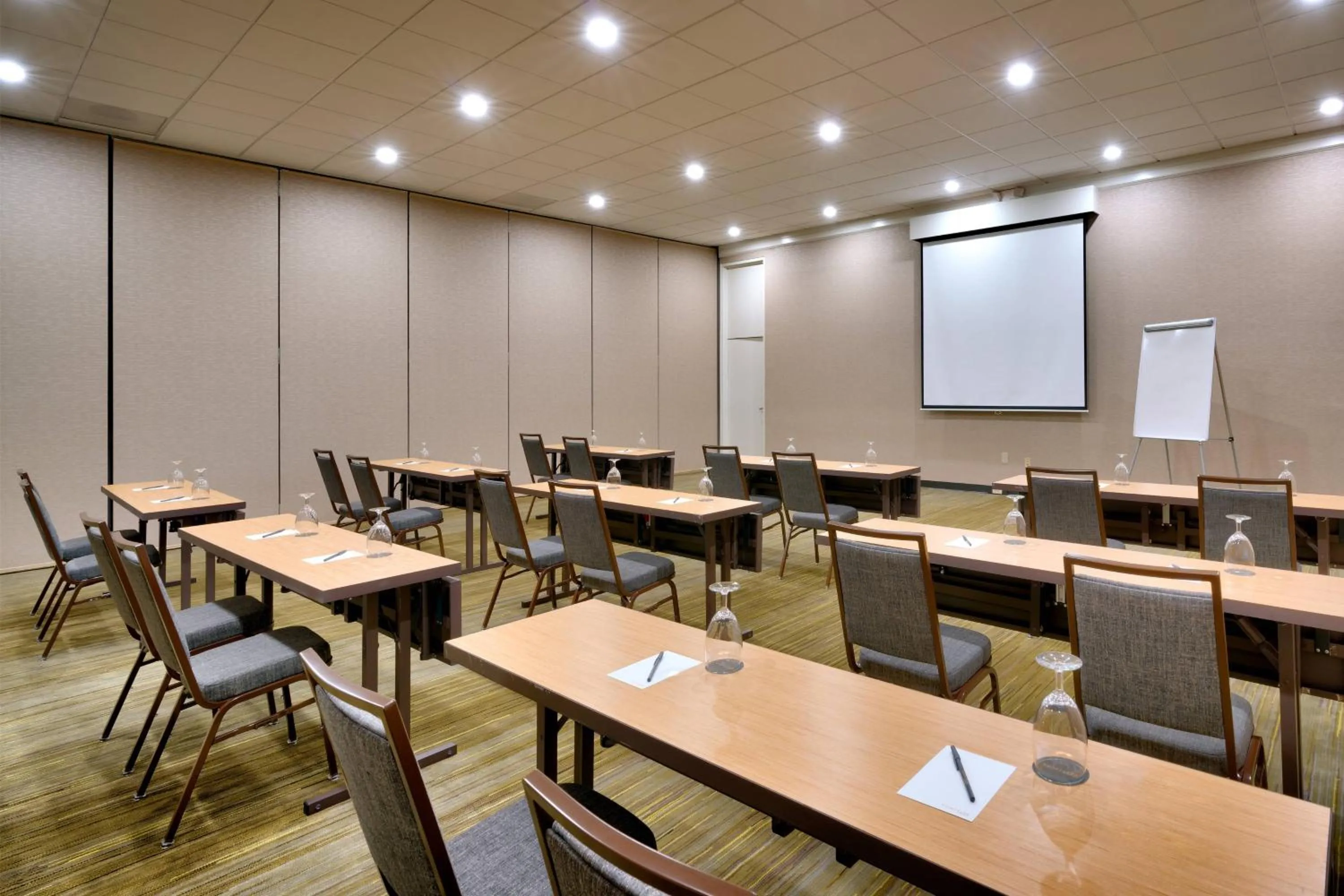 Meeting/conference room in Courtyard by Marriott Charlotte Airport LoSo