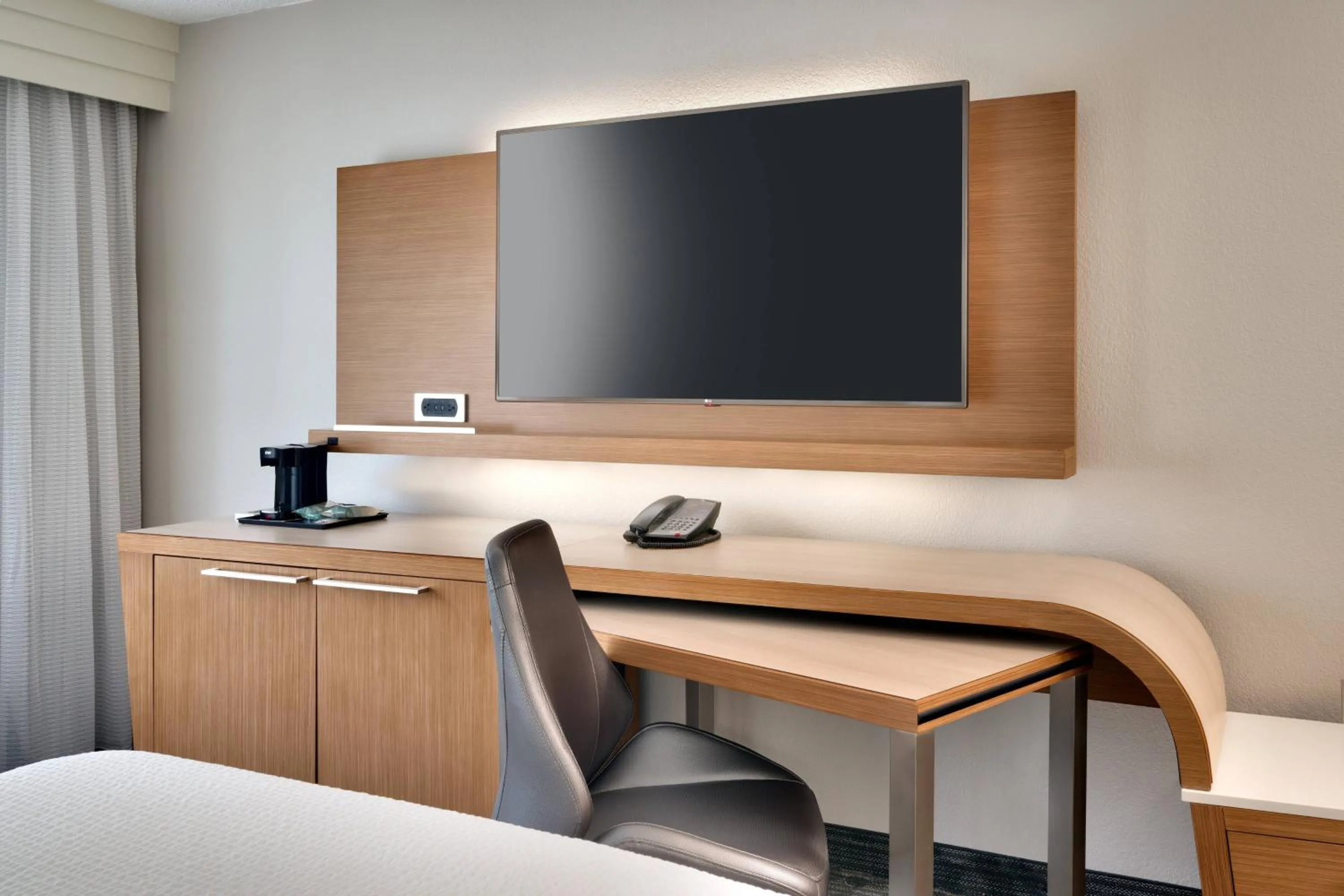 Photo of the whole room in Courtyard by Marriott Charlotte Airport LoSo