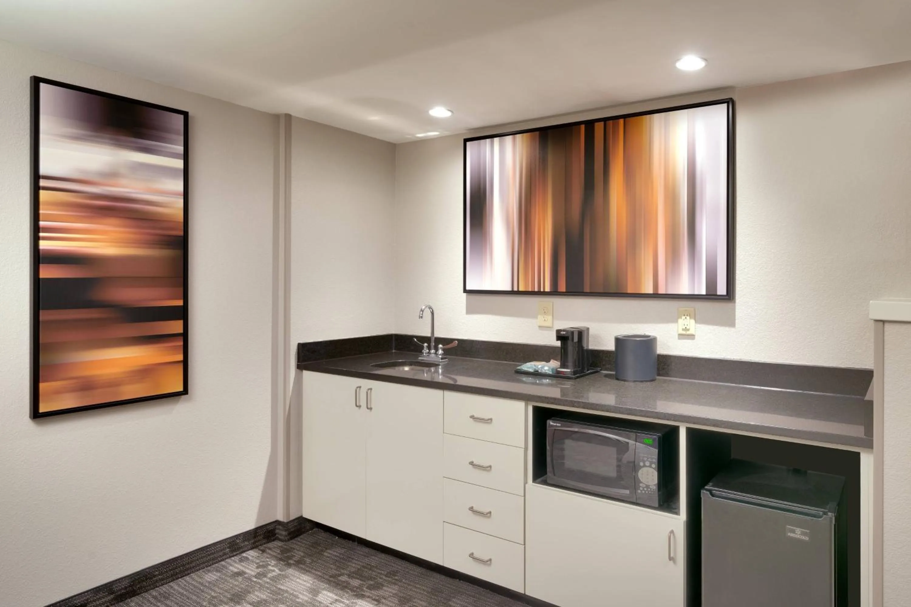 Lounge or bar in Courtyard by Marriott Charlotte Airport LoSo