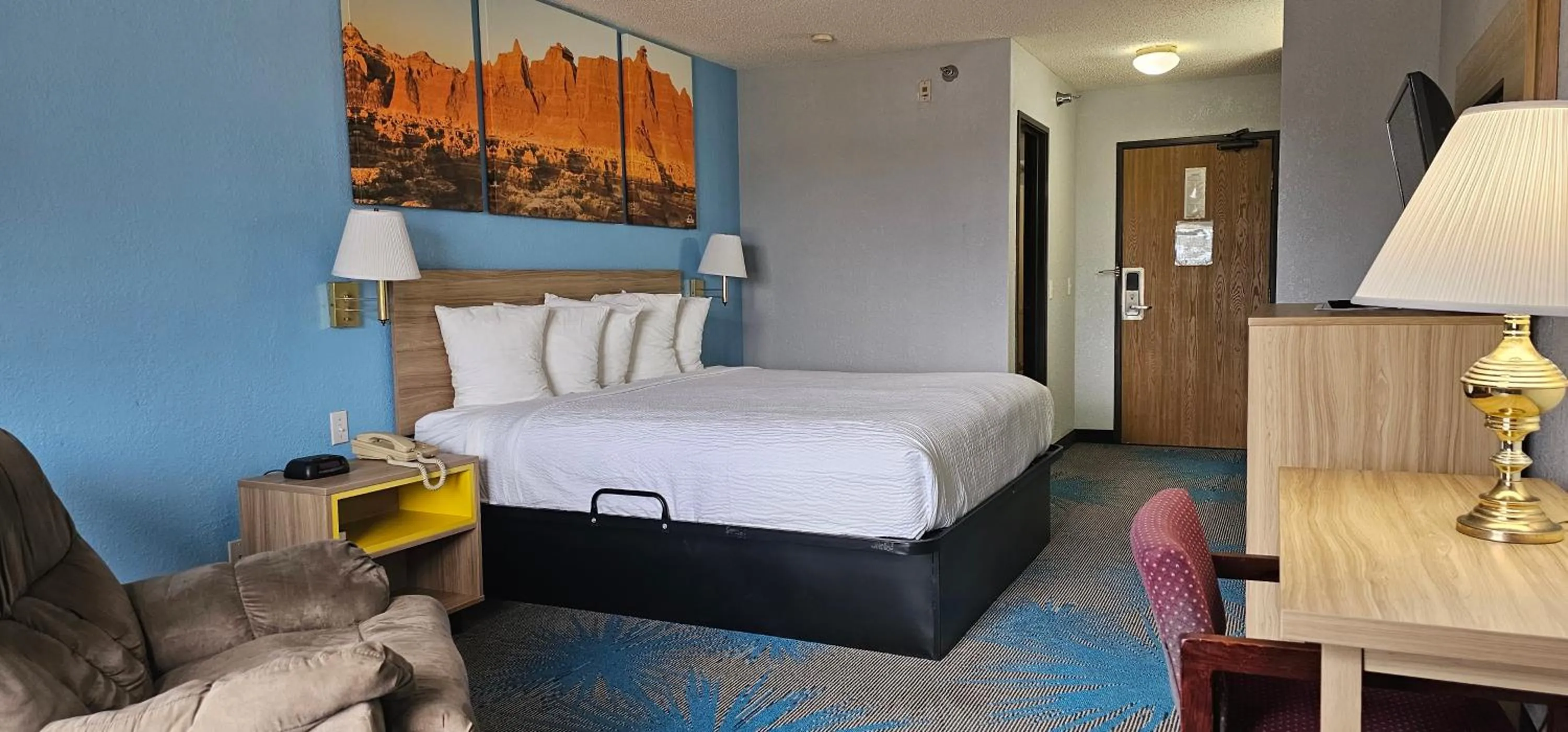 Bed in Days Inn by Wyndham Ozark Springfield