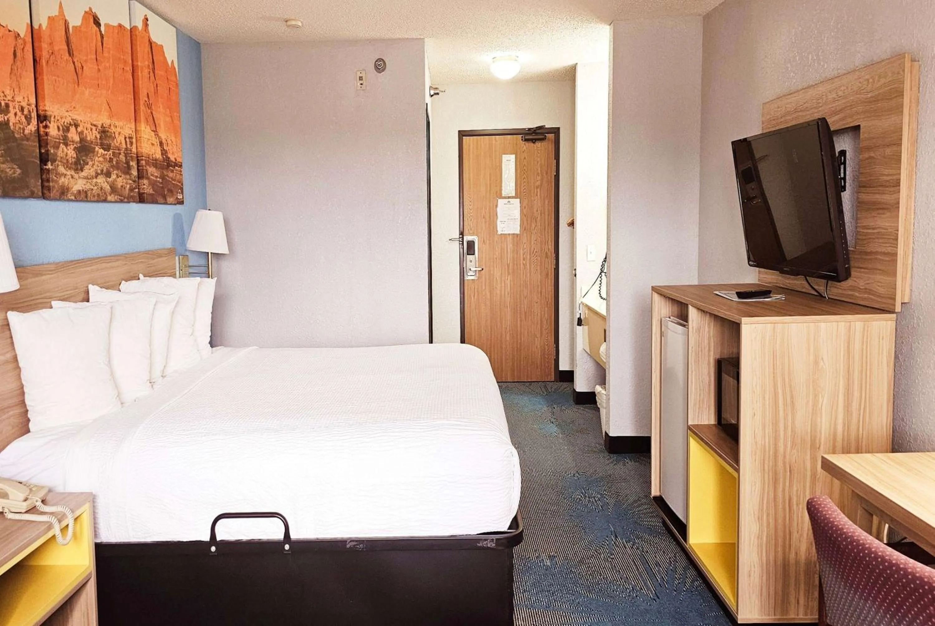 Photo of the whole room, Bed in Days Inn by Wyndham Ozark Springfield