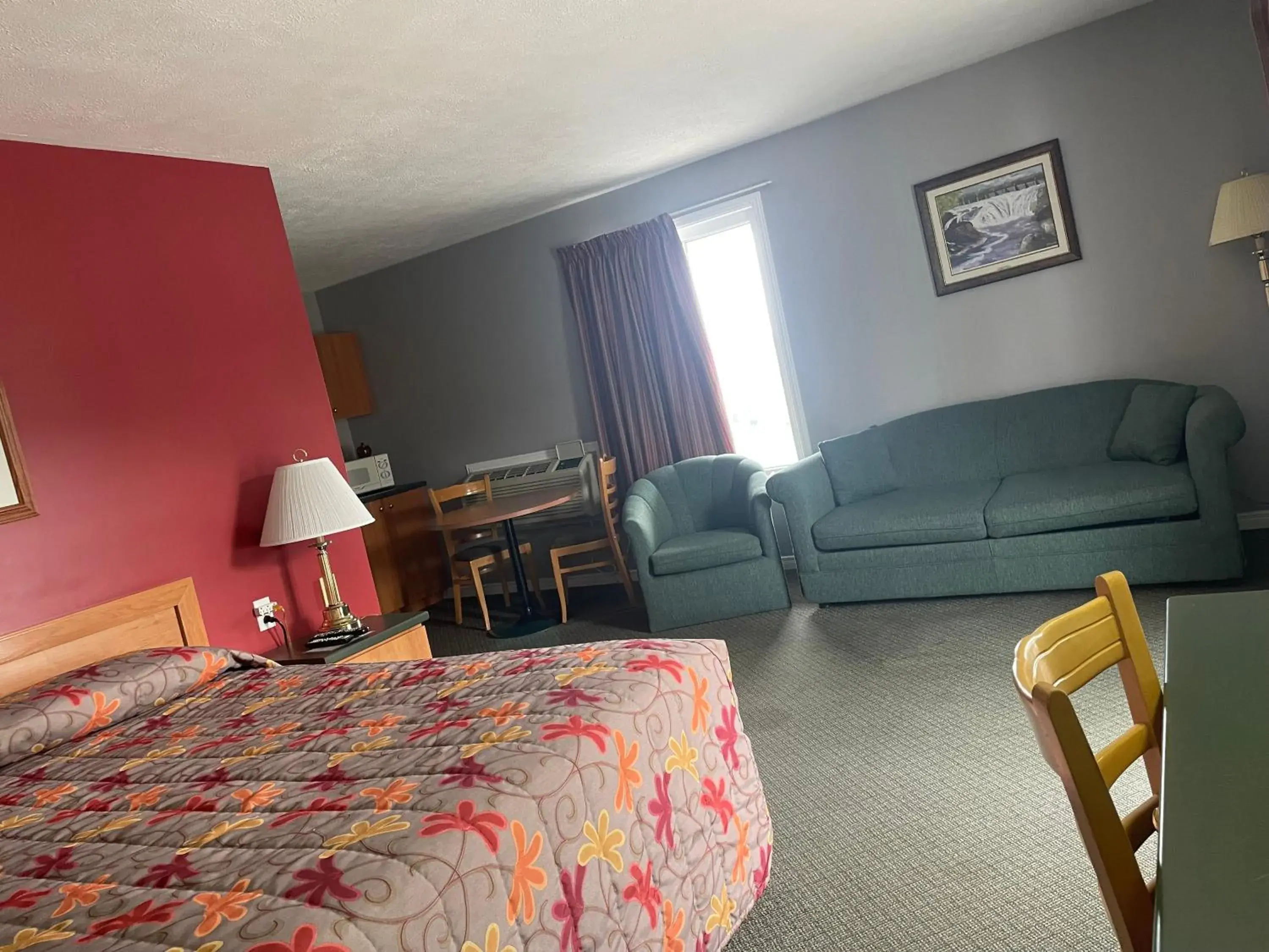 Queen Suite - single occupancy in Hilltop Motel & Restaurant Queen Suite - single occupancy in Hilltop Motel & Restaurant