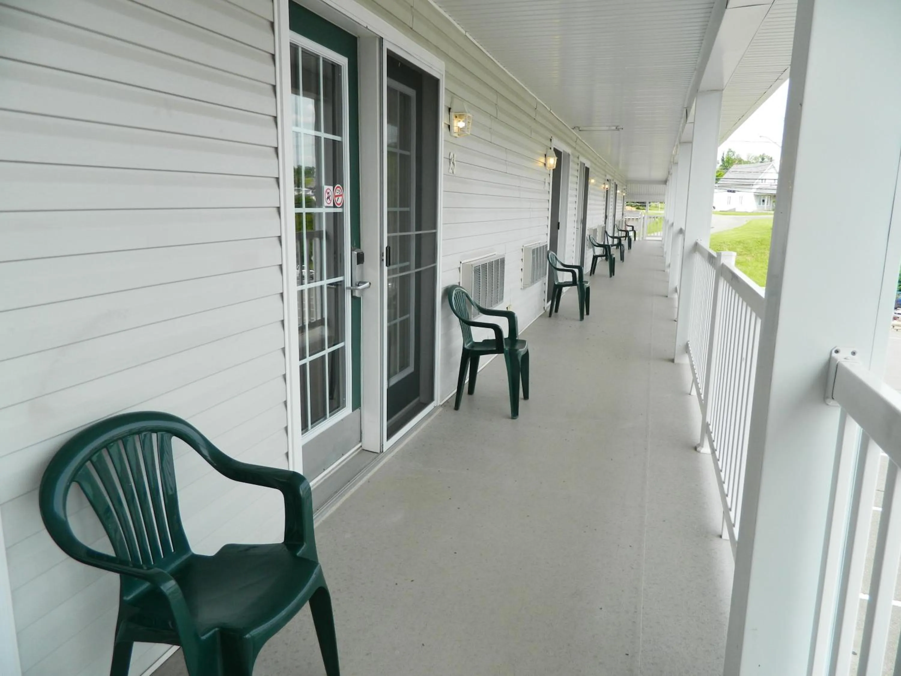 Balcony/Terrace in Hilltop Motel & Restaurant