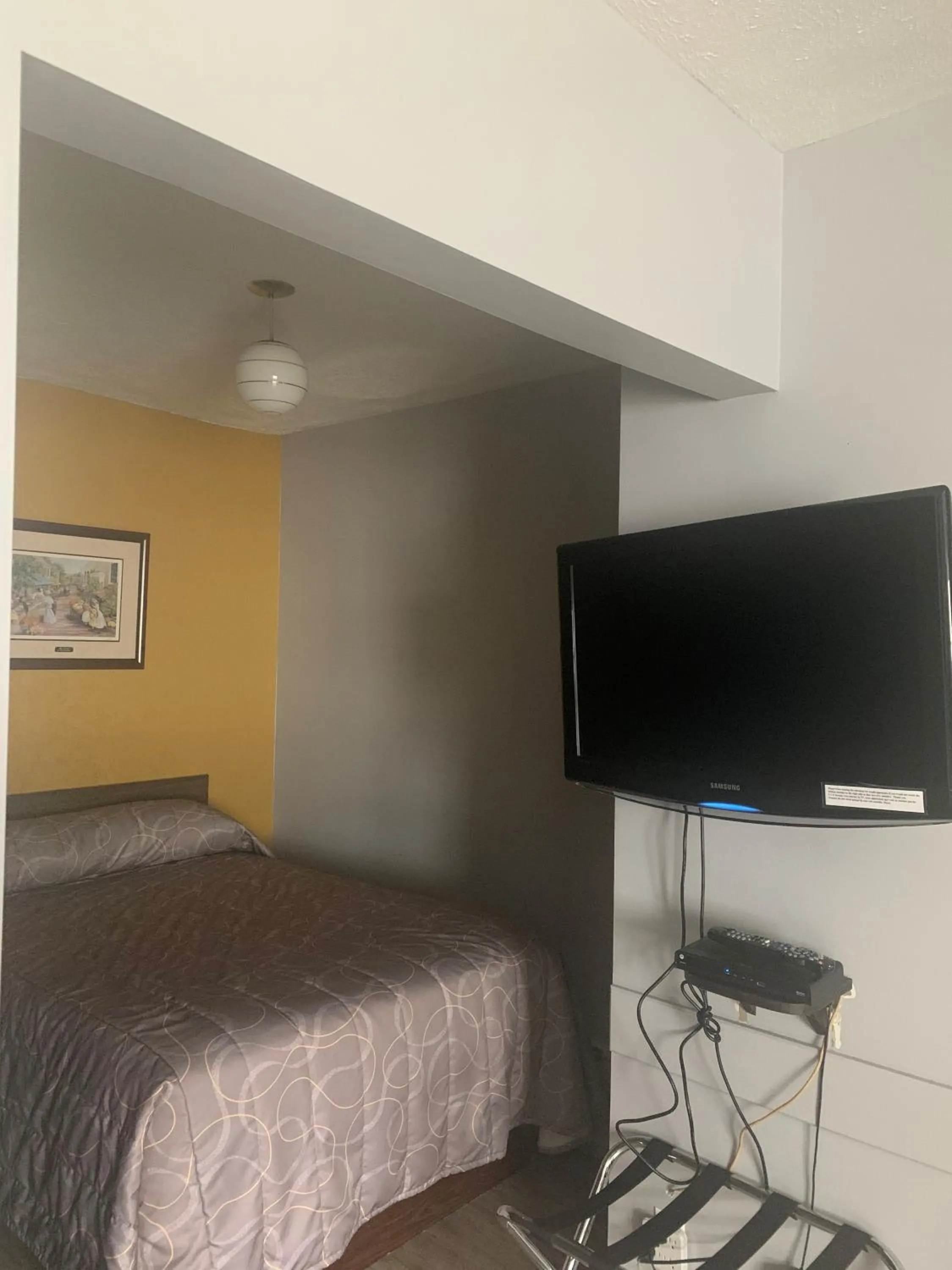 TV and multimedia, Bed in Hilltop Motel & Restaurant